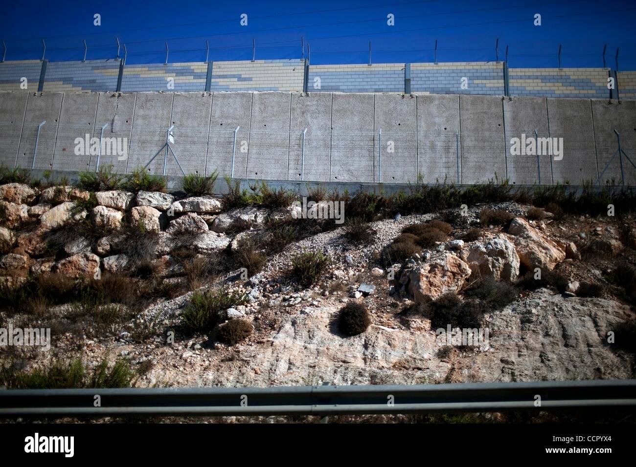 06 octobre 2010 - Ariel, Israël, Israël - Cisjordanie barrière de sécurité plane sur l'autoroute 5, ou l'autoroute de l'Trans-Samaria en Israël sur la route de l'Ariel. (Crédit Image : © Edmund D. Fontaine/St. Petersburg Times/zReportage.com/ZUMA) Banque D'Images