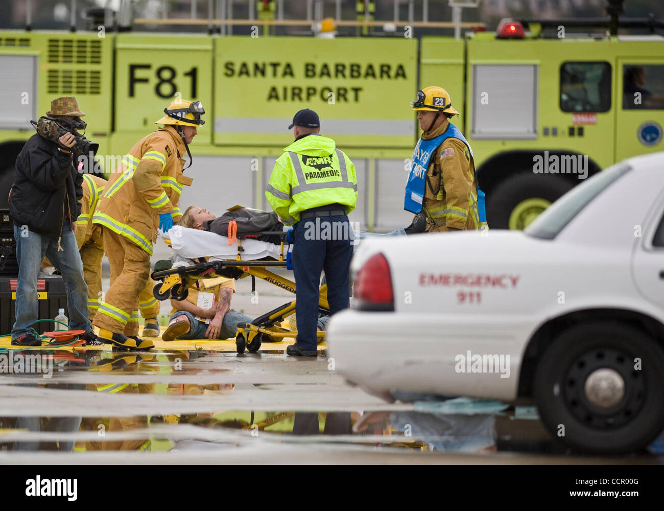 Oct 06, 2010 - Santa Barbara, Californie, USA - sauveteurs répondre à une simulation de catastrophe de l'aéroport de Santa Barbara. L'exercice a permis à plus d'une douzaine d'organisations d'urgence local pour pratiquer et se préparer à une réponse d'aide mutuelle en cas de catastrophe aérienne majeure ; un bus a été utilisé au lieu d'une Banque D'Images