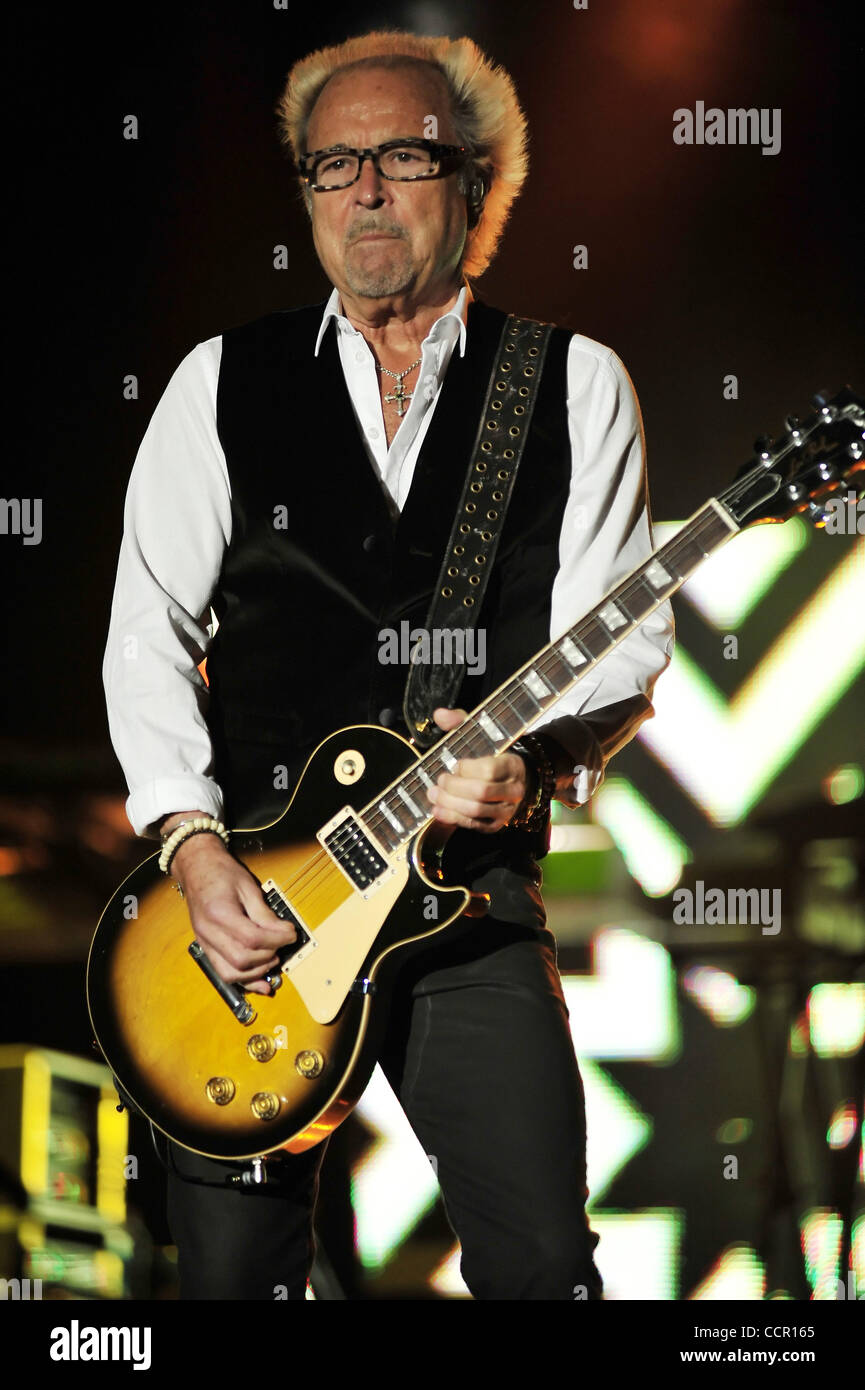 Mick Jones, guitariste du groupe de rock étranger, pendant un concert live à la Chumash Casino Resort de Santa Ynez,CA le 7 octobre 2010.(Image Crédit : © John Pyle/Cal/ZUMApress.com) Media Sport Banque D'Images