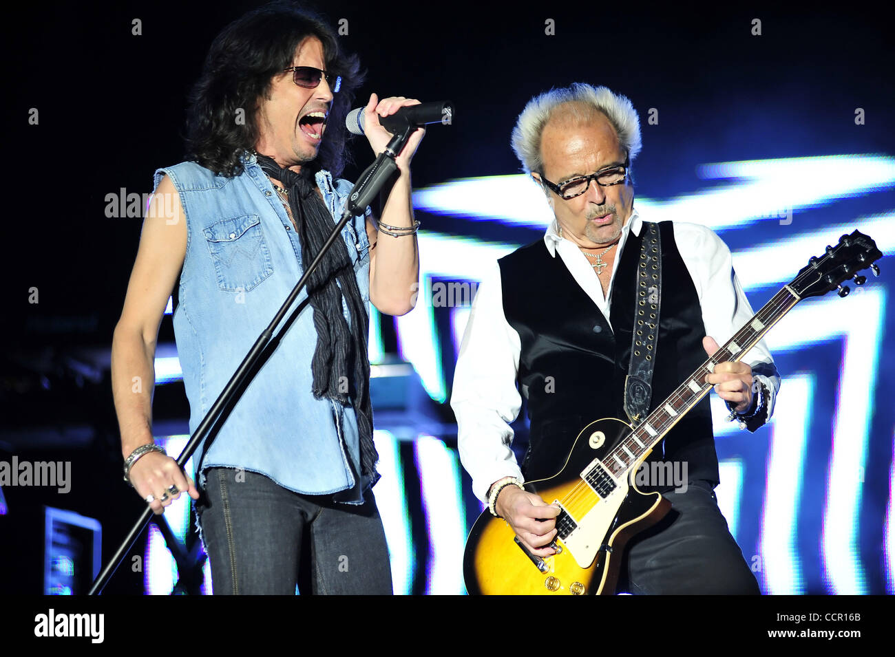 Chanteur Kelly Hansen et le guitariste Mick Jones du groupe de rock étranger, pendant un concert live à la Chumash Casino Resort de Santa Ynez,CA le 7 octobre 2010.(Image Crédit : © John Pyle/Cal/ZUMApress.com) Media Sport Banque D'Images