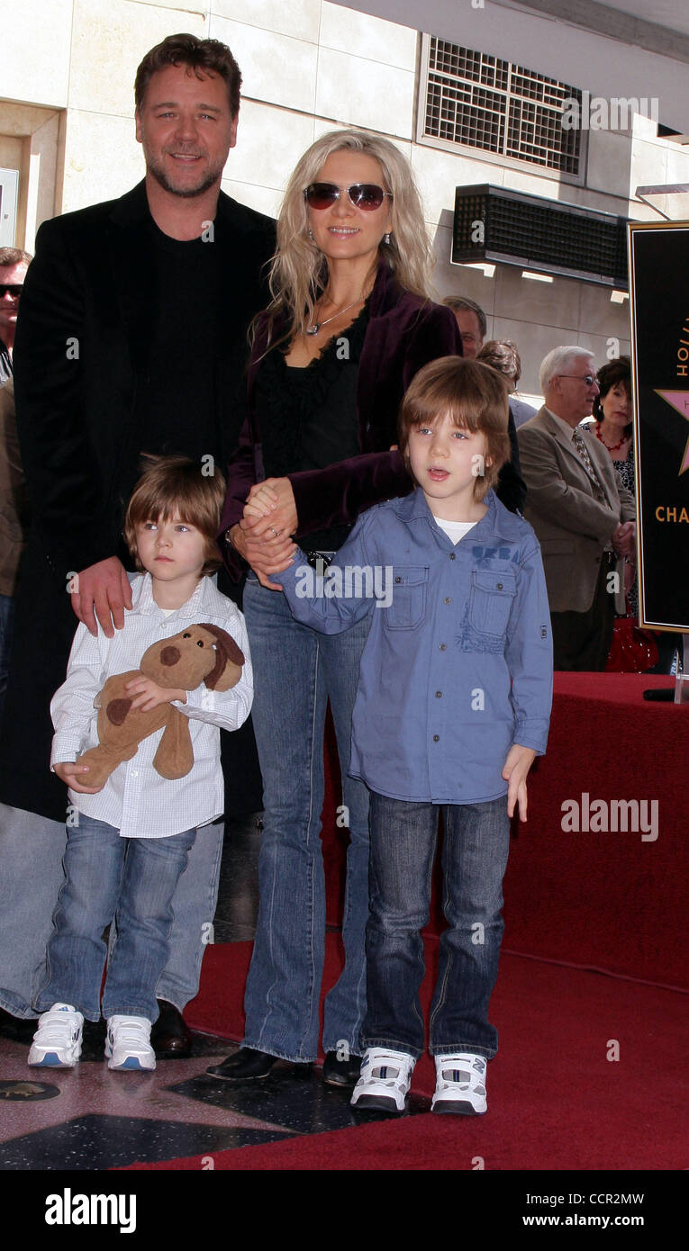 12 avril 2010 - Hollywood, Californie, États-Unis - J14732CHW .Russell Crowe honorée avec étoile sur le Hollywood Walk of Fame .Kodak Theater, Hollywood, CA .04/12/2010 .RUSSELL CROWE ET SA FEMME DANIELLE SPENCER ET FILS TENNYSON SPENCER CROWE ET CHARLIE SPENCER CROWE . 2010 (Crédit Image : Â© Clinton Wall Banque D'Images