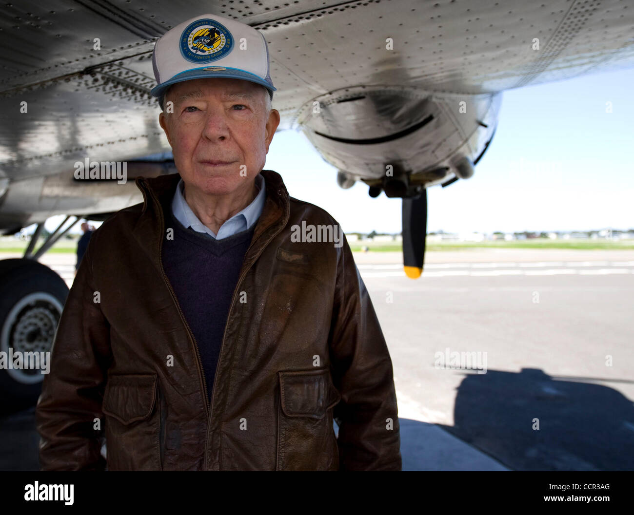 Apr 29, 2010 - Hayward, Californie, É.-U., 86 ans, ancien combattant de la SECONDE GUERRE MONDIALE James Stanhope de Fremont, CA se tient sous l'aile d'un 1945 B-17G Flying Fortress', 'un des avions il s'est rendu à protéger. Le P-38 Lightning une fois pilote escorté les B-17's en Allemagne. (Crédit Image : © William Mancebo/ZUMApress Banque D'Images