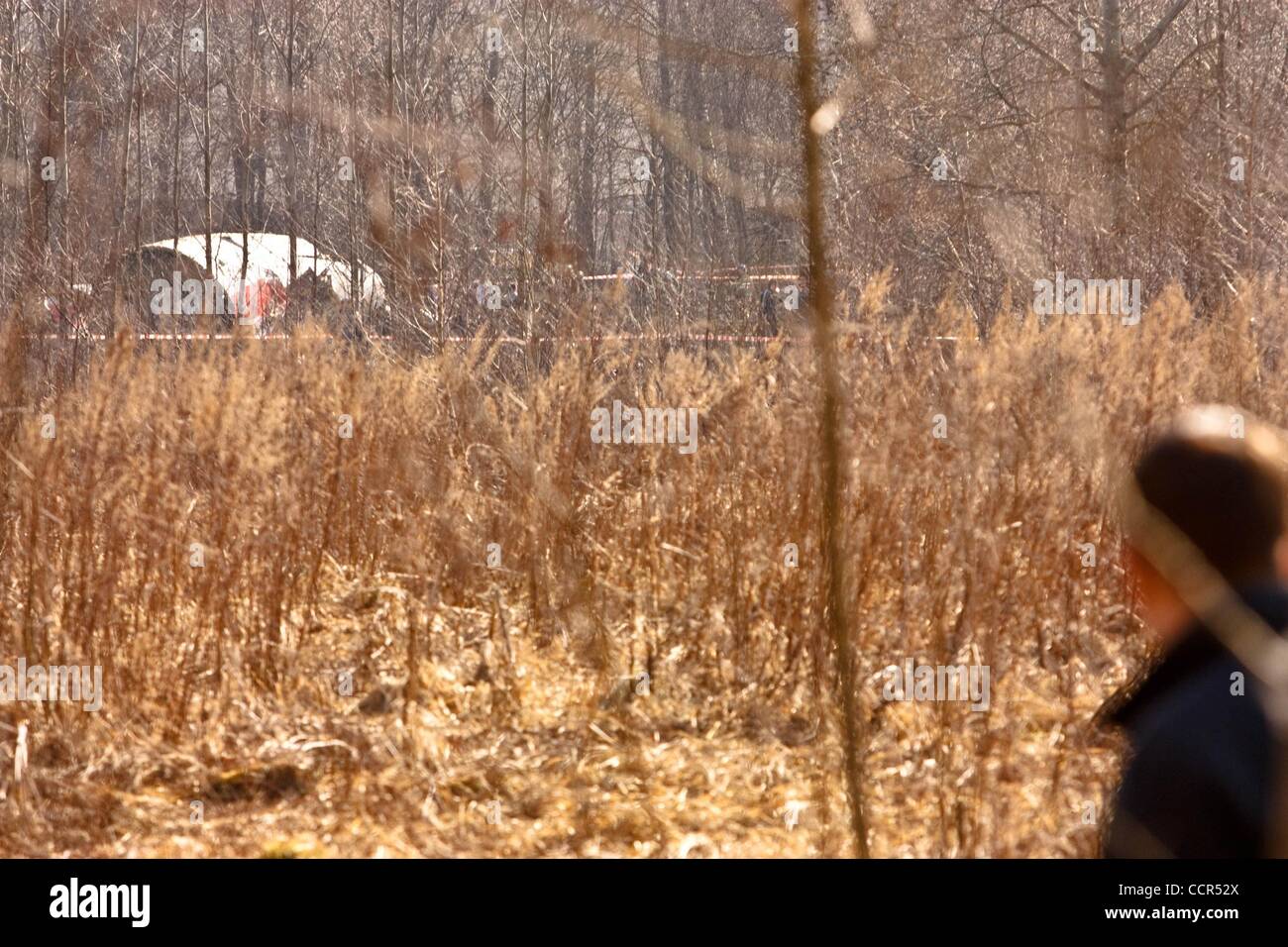 Apr 10, 2010 - Smolensk, Russie - La Police bloquer l'accident d'avion à l'aéroport militaire Severny où un fragment de l'avion a atterri TU-154 s'est écrasé. Un avion transportant le président polonais Kaczynski et des dizaines des plus grands leaders politiques et militaires au lieu d'un massacre soviétique de Pol Banque D'Images
