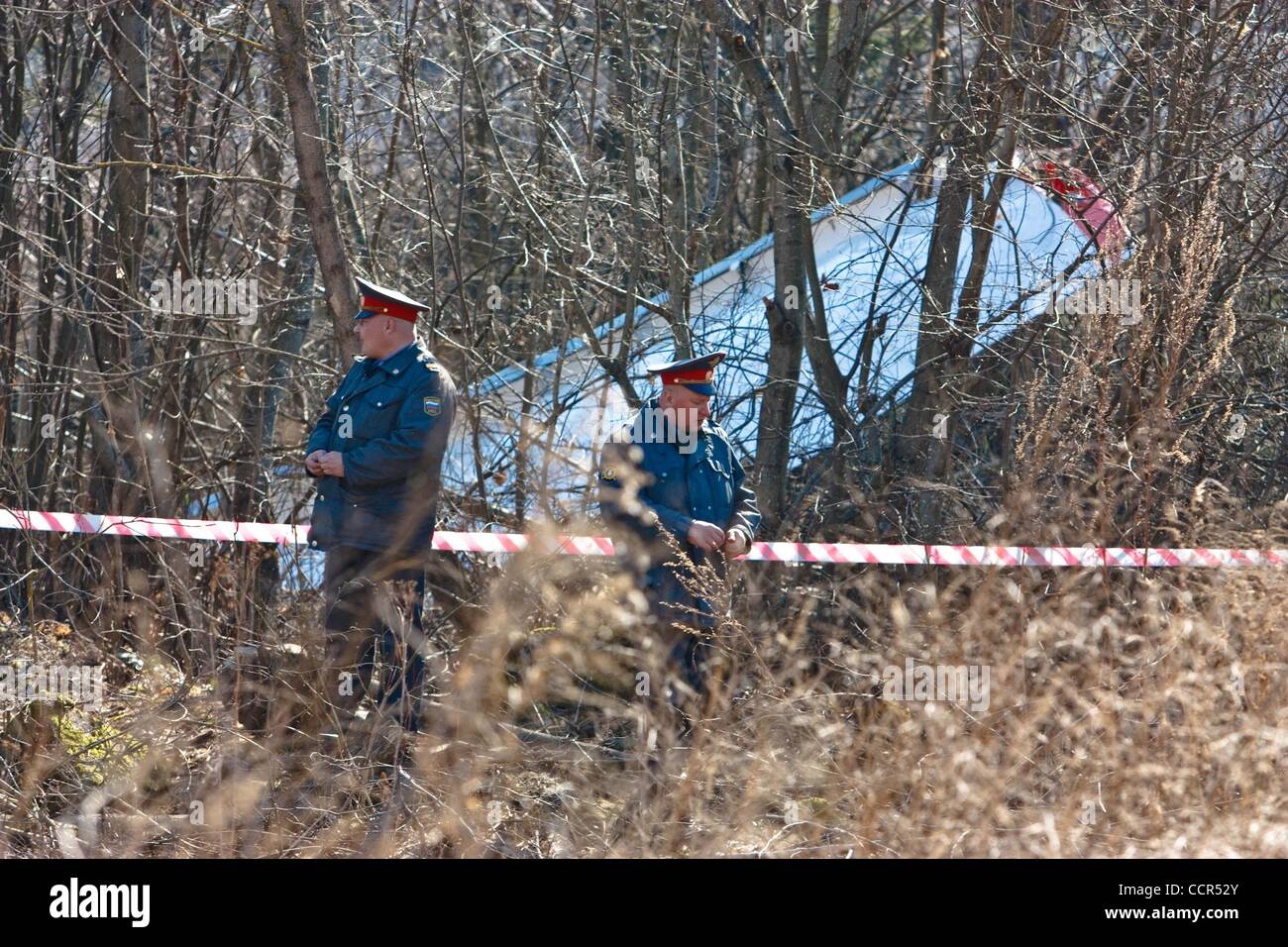Apr 10, 2010 - Smolensk, Russie - La Police bloquer l'accident d'avion à l'aéroport militaire Severny où un fragment (une aile) de l'avion a atterri TU-154 s'est écrasé. Un avion transportant le président polonais Kaczynski et des dizaines des plus grands leaders politiques et militaires au lieu d'un Soviétique massac Banque D'Images