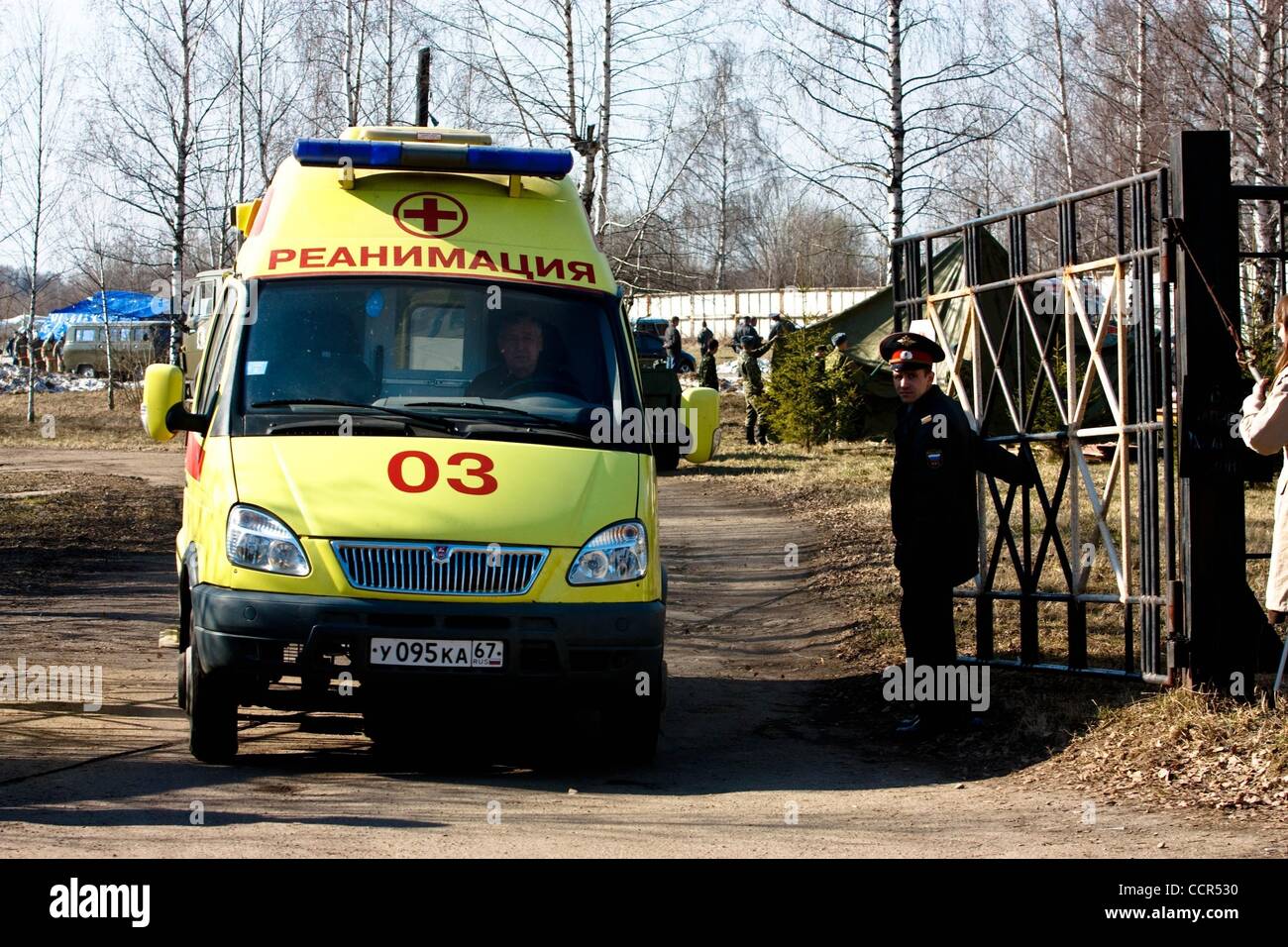 Apr 10, 2010 - Smolensk, Russie -une ambulance entre dans l'aéroport militaire de Severny après qu'un avion s'est écrasé transportant le président polonais Kaczynski et des dizaines des plus grands leaders politiques et militaires au lieu d'un massacre d'officiers polonais soviétique dans la seconde guerre mondiale s'est écrasé tuant tout le monde à bord (C Banque D'Images