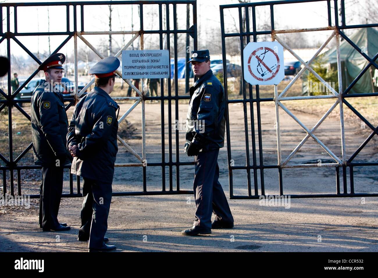 Apr 10, 2010 - Smolensk, Russie - la garde de la police la porte d'entrée à l'aéroport militaire Severny après qu'un avion s'est écrasé transportant le président polonais Kaczynski et des dizaines des plus grands leaders politiques et militaires au lieu d'un massacre d'officiers polonais soviétique dans la seconde guerre mondiale s'est écrasé tuant e Banque D'Images