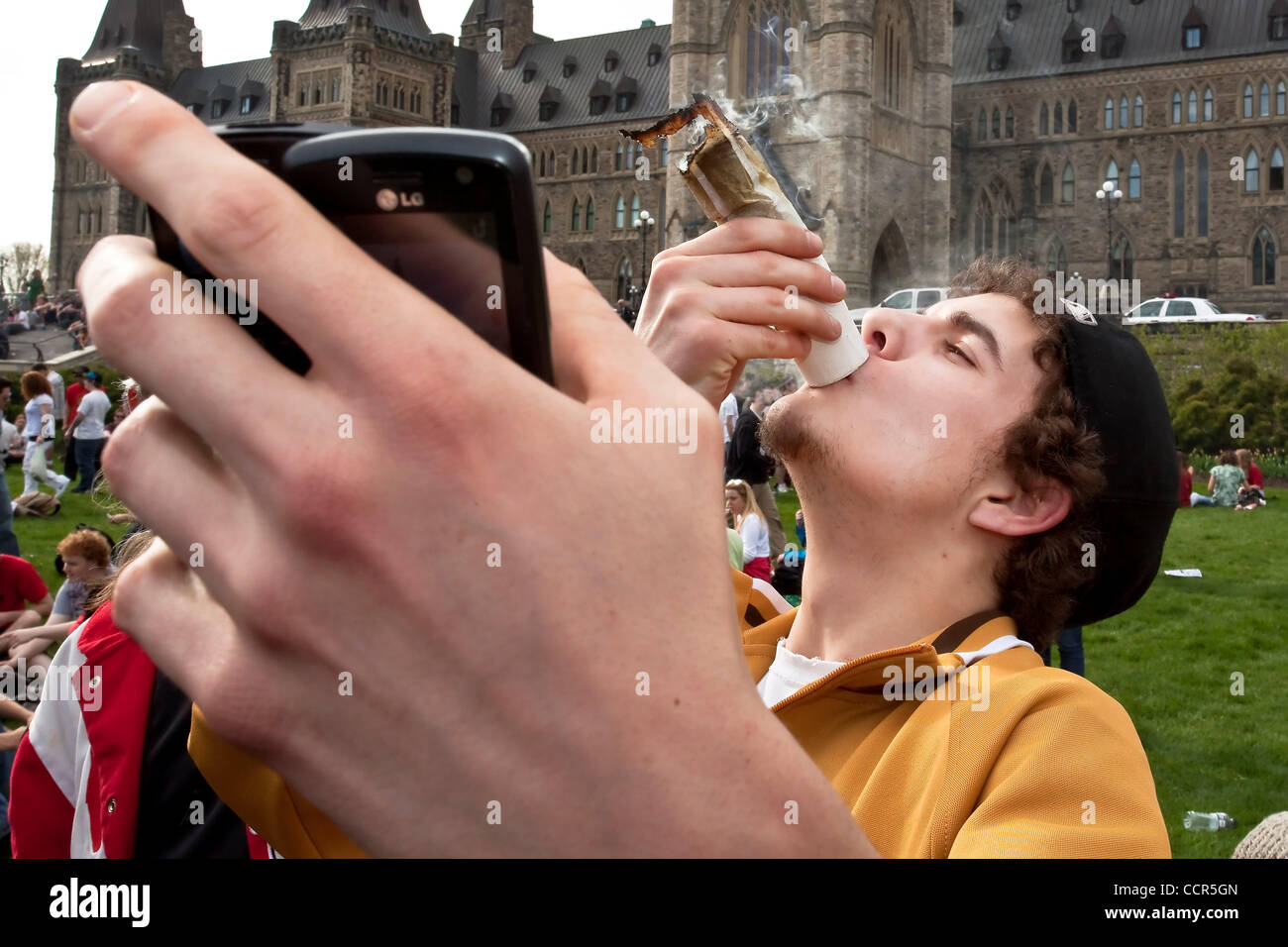 Un Jeune Homme Utilise Son Telephone Pour Lui Meme Video Fumer Un Joint De 40 Grammes Au Cours De La 4 Rallye Sur La Colline Du Parlement A Ottawa Ontario Canada 4 4