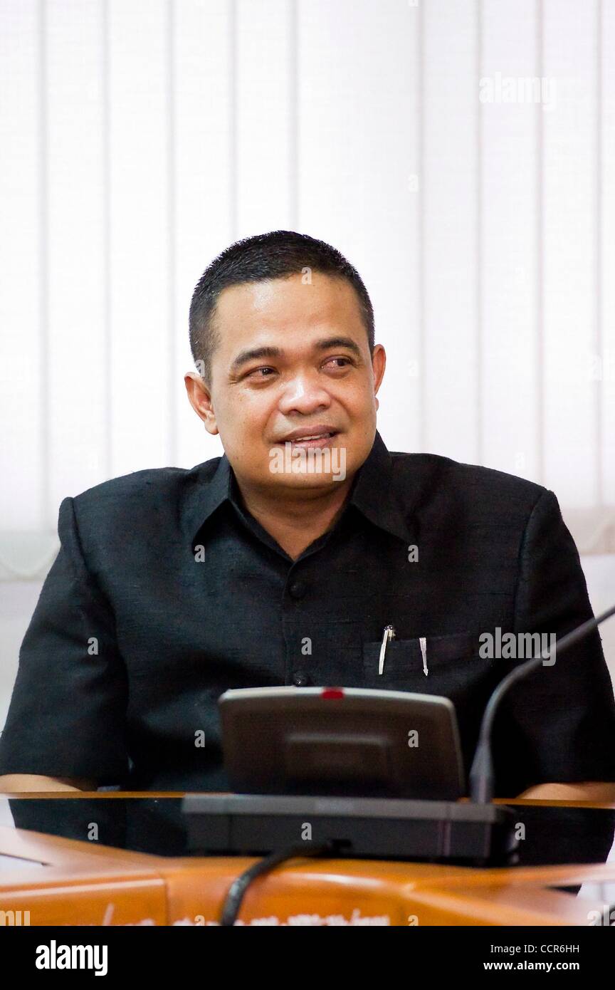 25 mai 2010 - Bangkok, Thaïlande - Chemises Rouges et leader du parti Pheu Thai MP JATUPORN PROMPAN lui-même des rapports au Ministère des enquêtes spéciales (DSI) pour répondre à des accusations de terrorisme contre lui. Prompan n'est pas détenu parce qu'il a l'immunité parlementaire. (Crédit Image : Â© Natthawat Wongrat/ Banque D'Images