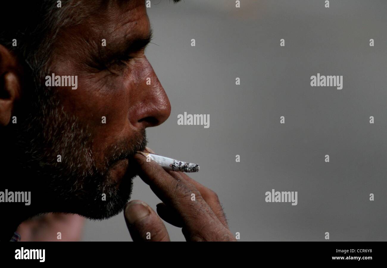 Mar 23, 2010 - Srinagar, au Cachemire, en Inde - musulmans du Cachemire que quelques bouffées de cigarette lors de la Journée mondiale de la tuberculose. Le ministère de la Santé, inscrivez-vous les fournisseurs de services de santé à travers le monde dans l'observation de la Journée mondiale de la tuberculose le 24 mars. Cette célébration annuelle est conçue pour accroître la sensibilisation et les connaissances à propos de la tuberculose, Banque D'Images