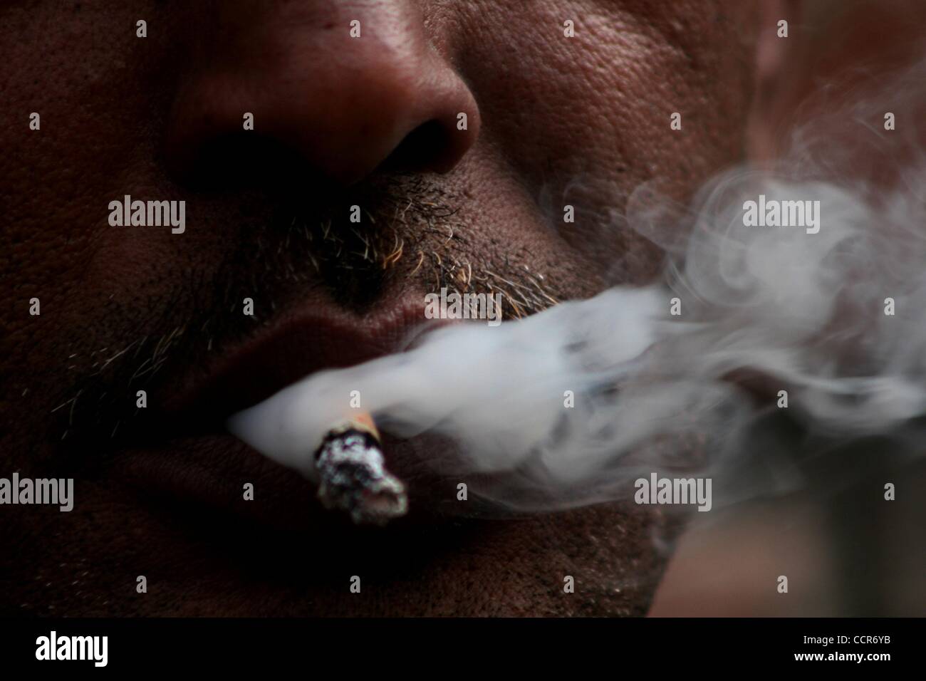 Mar 23, 2010 - Srinagar, au Cachemire, en Inde - musulmans du Cachemire que quelques bouffées de cigarette lors de la Journée mondiale de la tuberculose. Le ministère de la Santé, inscrivez-vous les fournisseurs de services de santé à travers le monde dans l'observation de la Journée mondiale de la tuberculose le 24 mars. Cette célébration annuelle est conçue pour accroître la sensibilisation et les connaissances à propos de la tuberculose, Banque D'Images