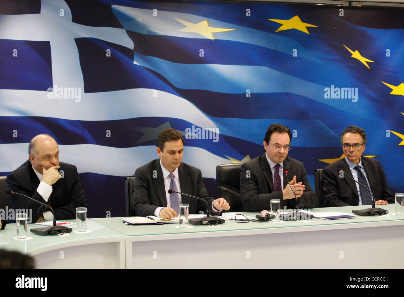 20 avril 2010 - Athènes, Grèce - Ministre grec des Finances GEORGE PAPAKONSTANTINOU et son personnel. Un jour avant la délibération du Ministre grec des Finances et son personnel avec les délégués de l'Union européenne, la Banque centrale européenne et I.M.F. il donne une conférence de presse sur le polici Banque D'Images