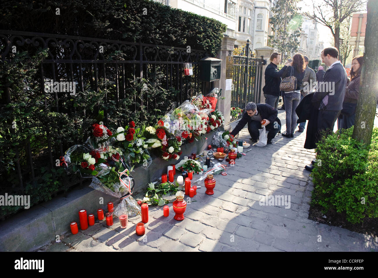 Les résidents de Bruxelles apportent des fleurs et des bougies à l'ambassade de Pologne à Bruxelles, Belgique le 2010-04-10 comme un signe de deuil après la mort du président polonais Lech Kaczynski. Le président Kaczynski et des dizaines d'autres dirigeants politiques meurent dans l'écrasement de la Russie. Â© par Wiktor Dabkowski Banque D'Images