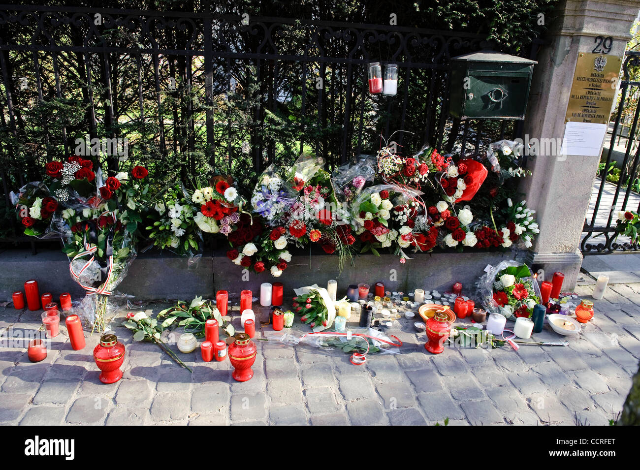 Les résidents de Bruxelles apportent des fleurs et des bougies à l'ambassade de Pologne à Bruxelles, Belgique le 2010-04-10 comme un signe de deuil après la mort du président polonais Lech Kaczynski. Le président Kaczynski et des dizaines d'autres dirigeants politiques meurent dans l'écrasement de la Russie. Â© par Wiktor Dabkowski Banque D'Images