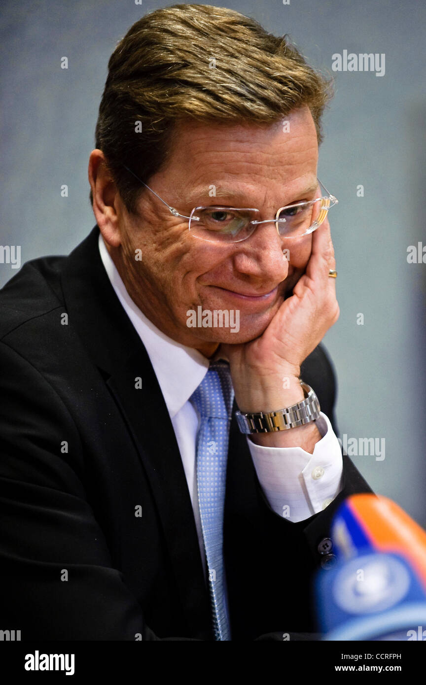 Le ministre des Affaires étrangères allemand Guido Westerwelle, parle aux médias au cours de l'UE Conseil des affaires étrangères à Luxembourg le 2010-04-26 © par Wiktor Dabkowski Banque D'Images