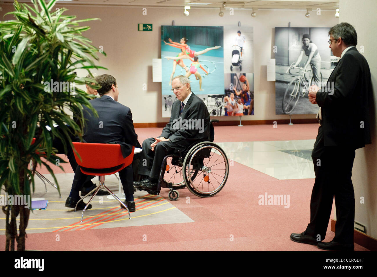 Le ministre allemand des Finances, Wolfgang Schaeuble et du nouveau ministre des Finances George Osborne (L) s'entretient dans le hall de la réunion des ministres des finances au cours de la chambre lors du Conseil européen de Bruxelles, Belgique le 2010-05-18 Â© par Wiktor Dabkowski Banque D'Images