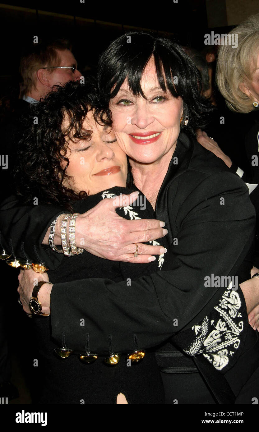 Le 8 février 2004 - Hollywood, Californie, États-Unis - K35259EG.DES DANSEURS PROFESSIONNELS SOCIETY PRÉSENTE GYPSY AWARDS À CHITA RIVERA ET ROB MARSHALL, Beverly Hilton Hotel, LOS ANGELES, CALIFORNIE.02/08/2004. /E.G.I./ 2004.CHITA RIVERA ET DIRECTEUR LISA MORDENTE(Credit Image : Â© Ed Geller/Globe Photos/ZU Banque D'Images