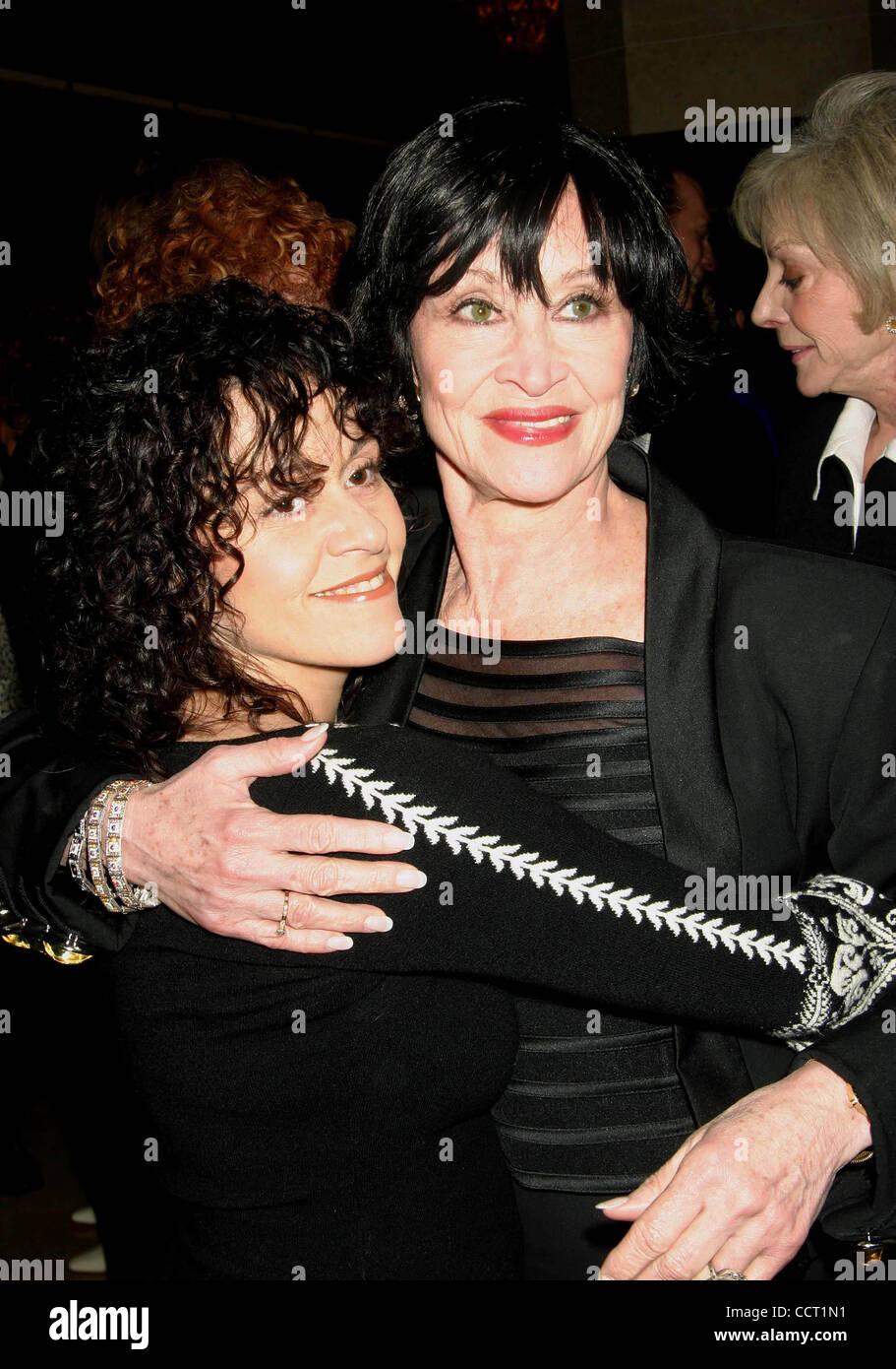 Le 8 février 2004 - Hollywood, Californie, États-Unis - K35259EG.DES DANSEURS PROFESSIONNELS SOCIETY PRÉSENTE GYPSY AWARDS À CHITA RIVERA ET ROB MARSHALL, Beverly Hilton Hotel, LOS ANGELES, CALIFORNIE.02/08/2004. /E.G.I./ 2004.CHITA RIVERA ET DIRECTEUR LISA MORDENTE(Credit Image : Â© Ed Geller/Globe Photos/ZU Banque D'Images