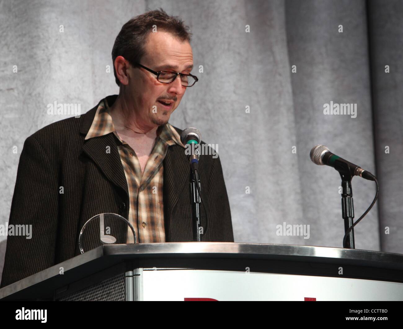 Mars 06, 2010 - Anaheim, Californie, USA - JIM WASHBURN, célèbre critique et historien de la musique, reçoit le prix d'Edmundston à vie lors de l'édition 2010 Orange County Music Awards au bosquet d'Anaheim. (Crédit Image : Â© Mark Samala/ZUMA Press) Banque D'Images