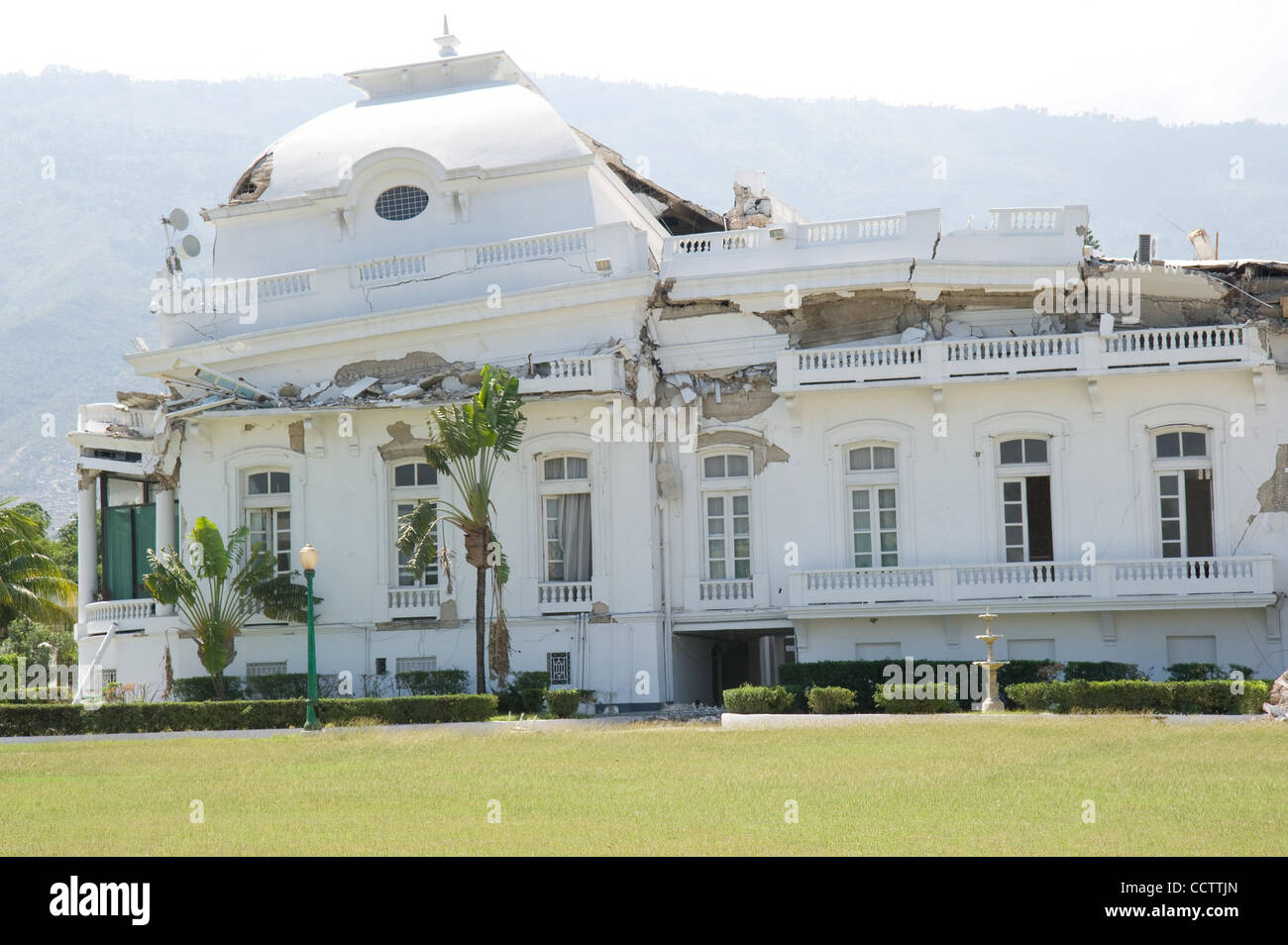22 février 2010, Port-au-Prince, Haïti - le Palais National dans la capitale haïtienne, Port-au-Prince, 5 semaines après le séisme du 12 janvier a détruit une grande partie de la ville. (Crédit Image : David Snyder/ZUMA Press) Banque D'Images