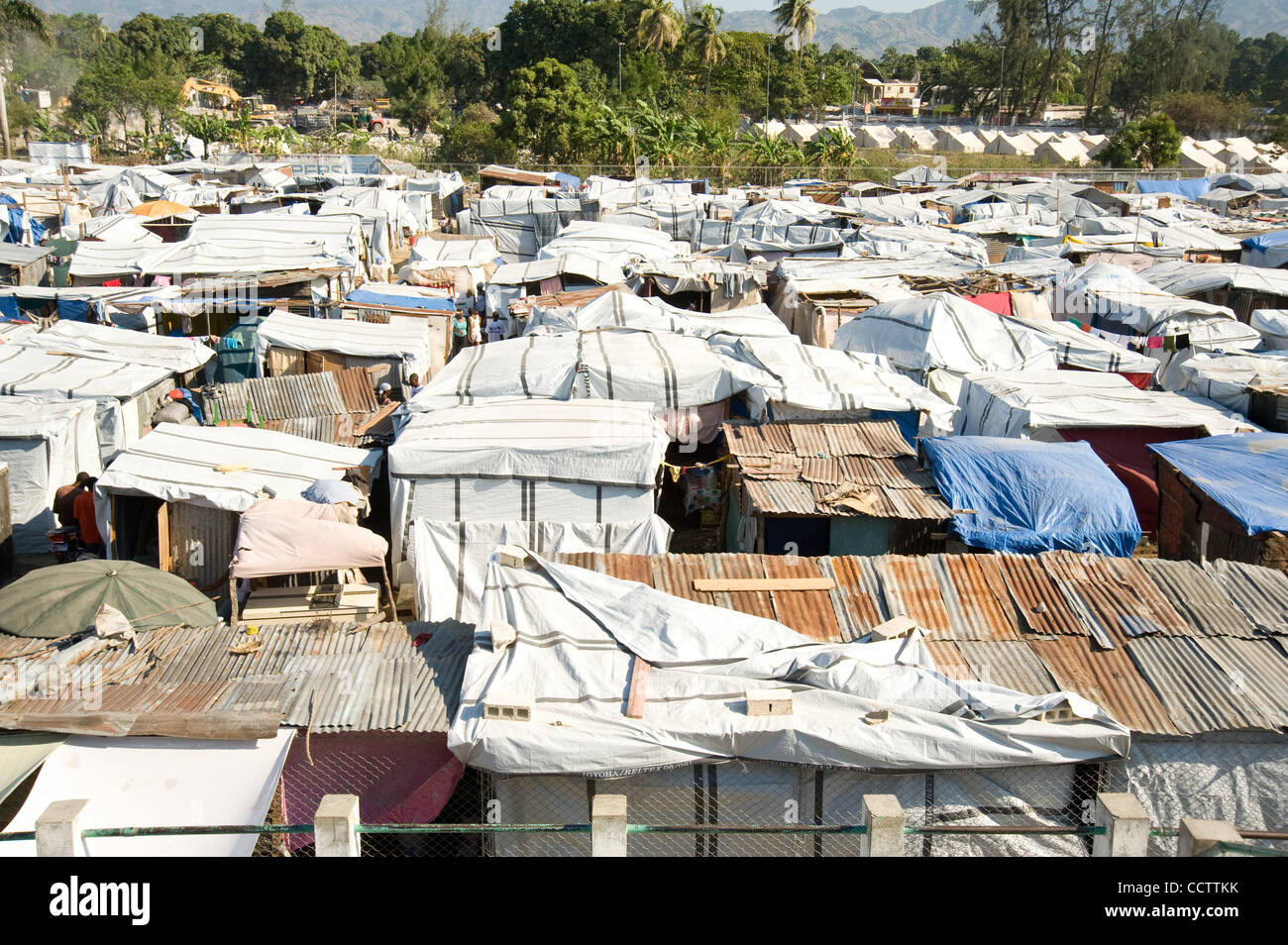 23 février 2010, Port-au-Prince, Haïti - Plans d'un camp dans la communauté de Léogâne de Port au Prince. En tout, plus de 300 de tels camps surgirent dans les jours et semaines après le tremblement de terre du 12 janvier qui a dévasté Haïti. (Crédit Image : David Snyder/ZUMA Press) Banque D'Images