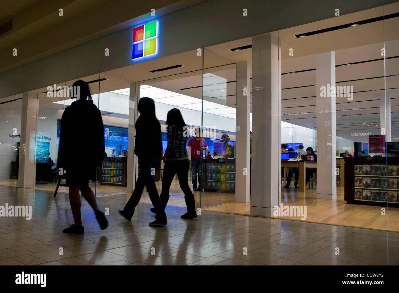 30 mai 2010 - Mission Viejo, Californie, États-Unis - Microsoft Store est constitué de trois magasins de détail détenue et exploitée par Microsoft, portant sur les ordinateurs, les logiciels et l'électronique grand public, ainsi qu'une présence internationale en ligne. Les magasins visent à "améliorer le PC et Microsoft retail purc Banque D'Images