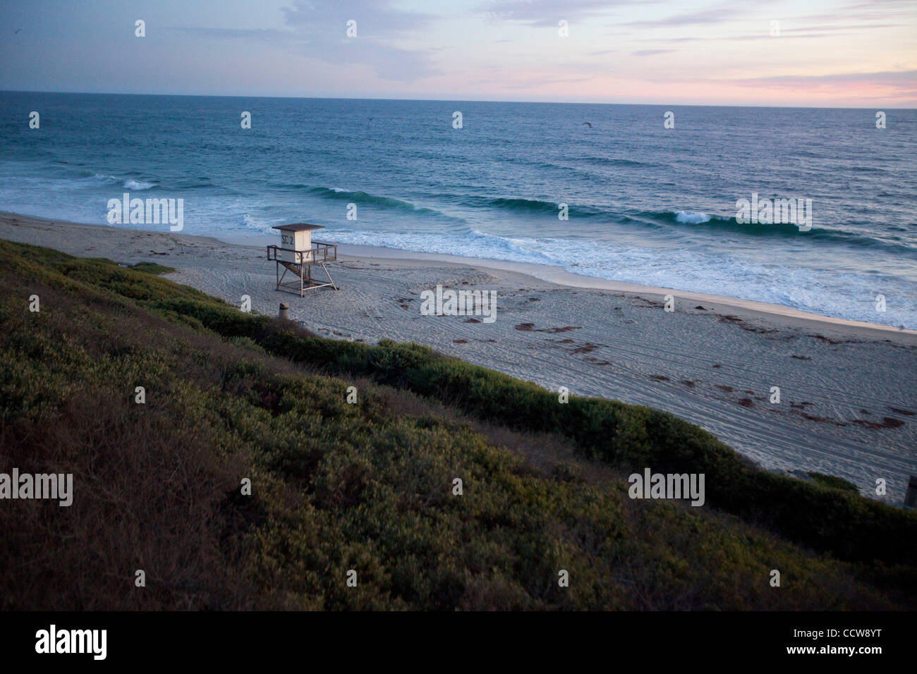 31 mai 2010 - Dana Point, Californie, États-Unis - Lifeguard tower sur Salt Creek beach. Monarch Beach Golf Links de 18 trous, est l'un des deux seuls cours face à l'océan dans le comté d'Orange. Avec sa vue panoramique de l'océan Pacifique, Monarch Beach Golf Links est l'une des rares cours de golf de championnat oceanfront Banque D'Images