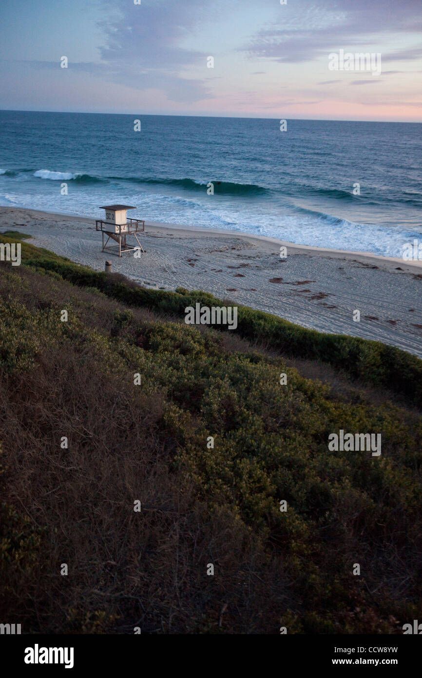 31 mai 2010 - Dana Point, Californie, États-Unis - Lifeguard tower sur Salt Creek beach. Monarch Beach Golf Links de 18 trous, est l'un des deux seuls cours face à l'océan dans le comté d'Orange. Avec sa vue panoramique de l'océan Pacifique, Monarch Beach Golf Links est l'une des rares cours de golf de championnat oceanfront Banque D'Images