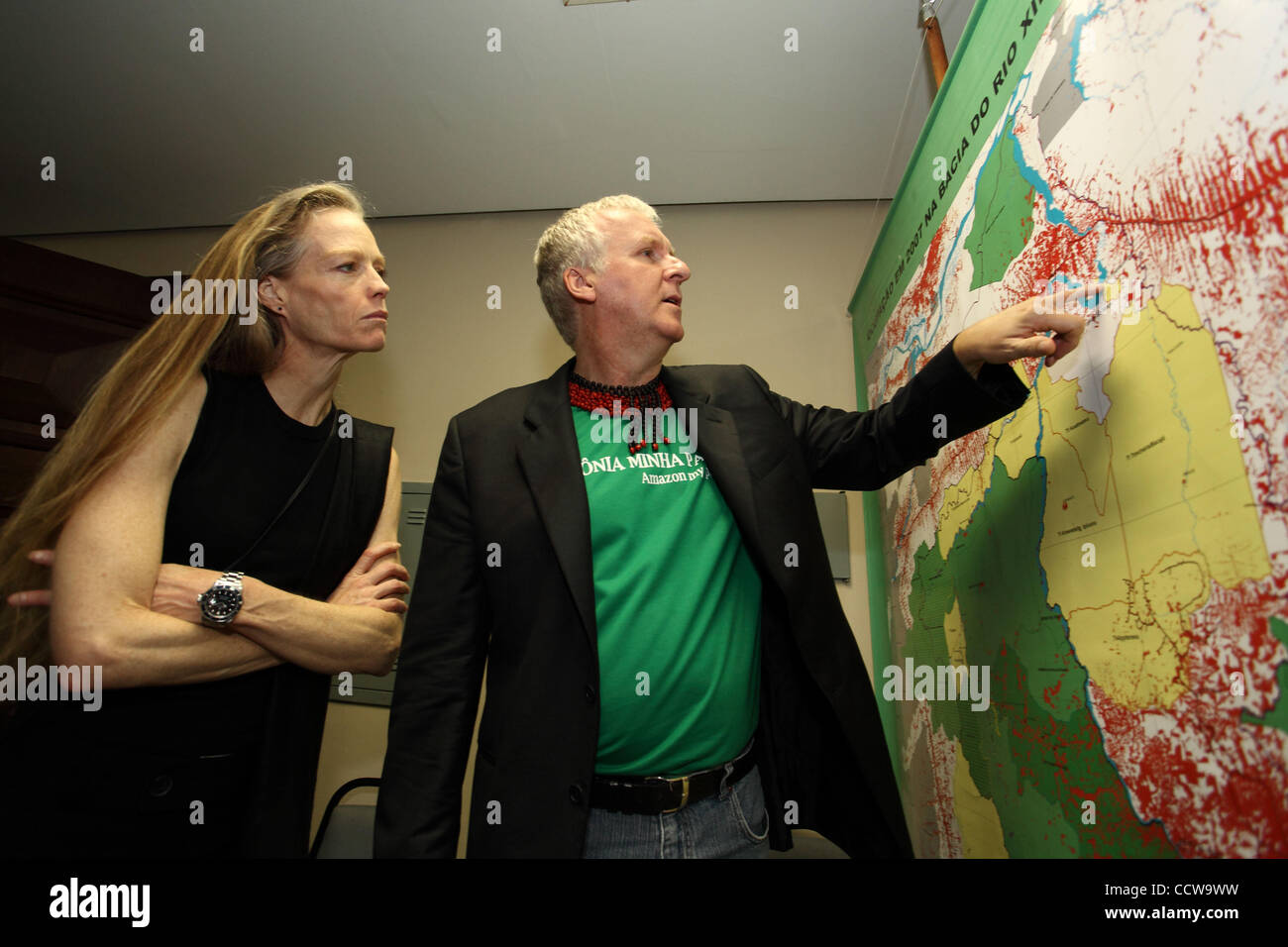 Mar 31, 2010 - Manaus, Brésil - JAMES CAMERON, directeur de l'Avatar, avec son épouse SUZY AMIS tient une conférence de presse le mercredi 31 mars à 10h00 à l'Hôtel Tropical à faire rapport sur son expérience d'une visite de trois jours au site du projet de barrage hydroélectrique de Belo Monte projet dans le grand virage regi Banque D'Images