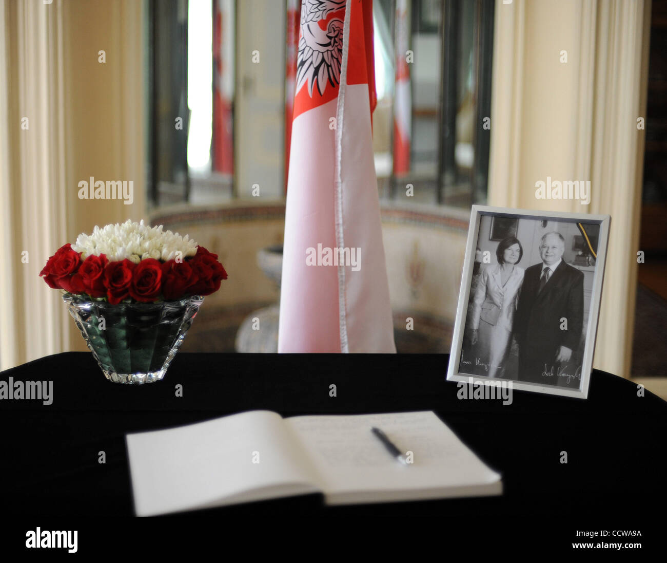 11 avril 2010 - Washington, D.C., USA - Visiteurs signer le livre de condoléances à l'ambassade de Pologne à Washington, D.C., pour rendre hommage au président polonais Lech Kaczynski qui a été tué au cours d'un plan d'un crash dans la Russie d'hier. Le chef polonais, sa femme et une partie de la plus haute milit Banque D'Images