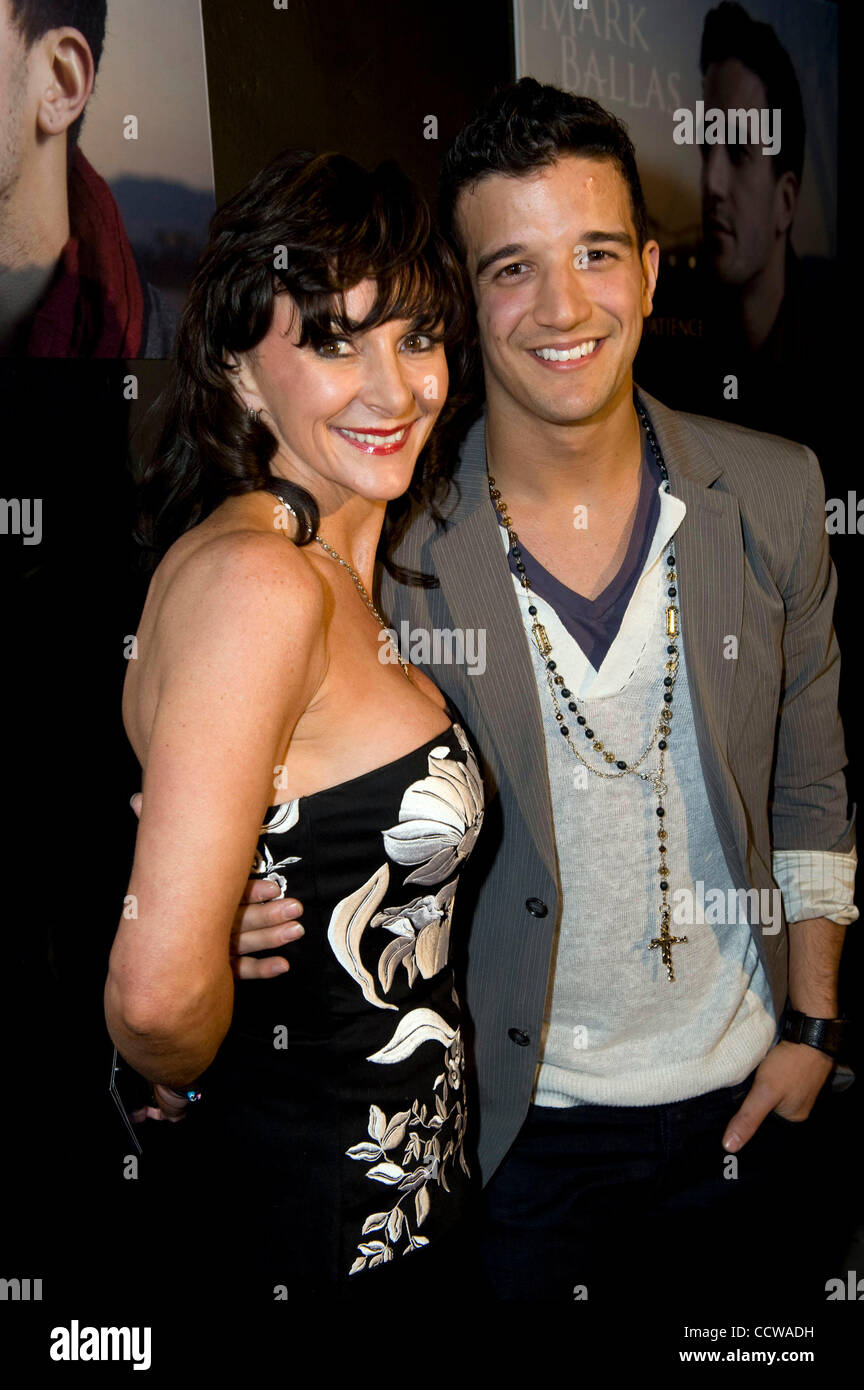 Apr 12, 2010 - Los Angeles, Californie, États-Unis - 'Dancing with the Stars' 2 fois champion MARK BALLAS pose avec mère SHIRLEY BALLAS à l'appui de la libération de Mark Ballas' premier projet solo 'En attente de Patience' à la monnaie où il prendra la scène avec un chant live performance. (Crédit I Banque D'Images