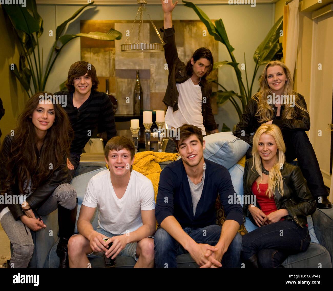 23 avril 2010 - Los Angeles, Californie, États-Unis - série web ''si je peux rêver'' castmembers GIGLIANNE BRAGA, ALEX LAMBERT, BEN ELLIOTT, AMANDA PHILLIPS, KARA KILMER et JUSTIN GASTON, posent pour une photo avec le dernier ''American Idol'' l'investiture halées TIM URBAN (Image Crédit : © Lisa Rose/ZU Banque D'Images