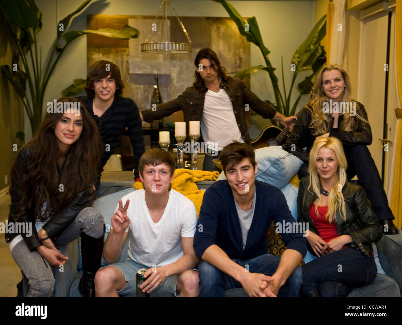 23 avril 2010 - Los Angeles, Californie, États-Unis - série web ''si je peux rêver'' castmembers GIGLIANNE BRAGA, ALEX LAMBERT, BEN ELLIOTT, AMANDA PHILLIPS, KARA KILMER et JUSTIN GASTON, posent pour une photo avec le dernier ''American Idol'' l'investiture halées TIM URBAN (Image Crédit : © Lisa Rose/ZU Banque D'Images