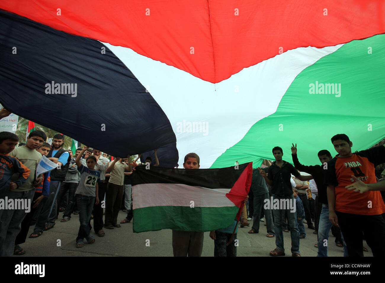 Des partisans du Hamas palestiniens brandis un drapeau palestinien au cours d'un rassemblement pour la mosquée al-Aqsa dans la ville de Gaza. Israël a annoncé le plan pour plus de 1 600 maisons dans Jérusalem Est occupée peu de temps avant d'un processus de paix visiter par vice-président américain Joe Biden Banque D'Images