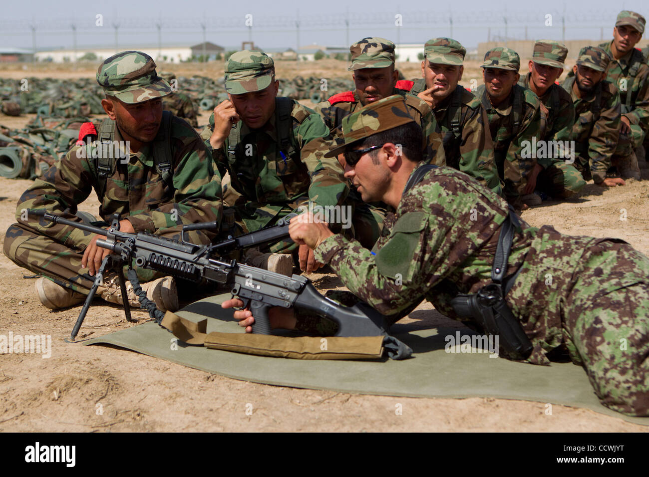 12 mai 2010 - Herat, Afghanistan - Les recrues de l'Armée nationale afghane, intervenant au cours de la semaine six mitrailleuses de leur formation de base au Camp Zafar près de Herat, Afghanistan, le mercredi, 12 mai 2010. Zafar Camp est le siège de la 207e corp de l'Armée nationale afghane. (Crédit Image : © Banque D'Images