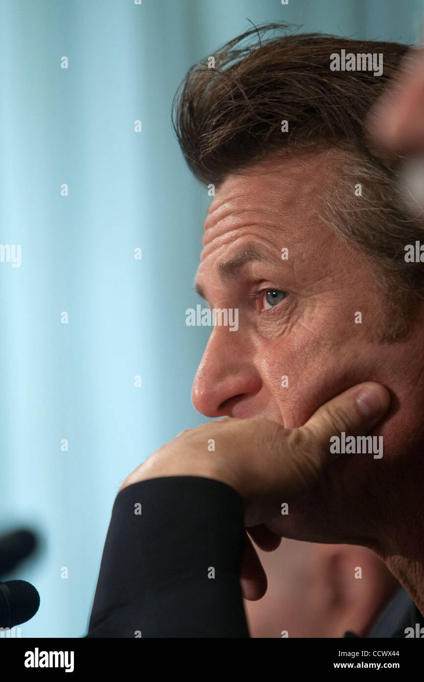 SEAN PENN, acteur et fondateur de l'aide à Haïti J/P Orgnaizaiton, témoigne devant la Commission des relations étrangères du Sénat audition pour évaluer les efforts de reconstruction en Haïti. Banque D'Images