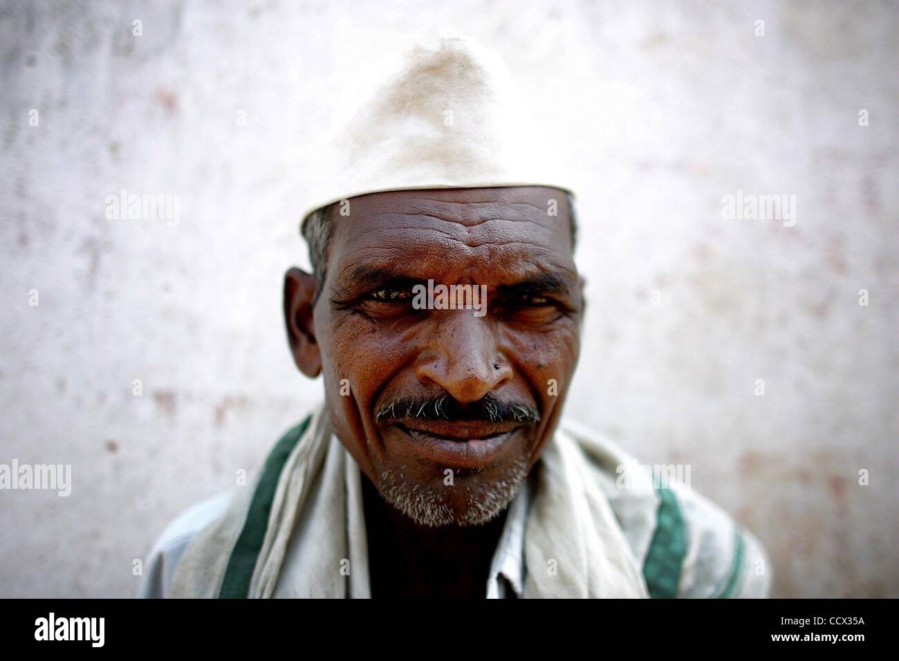 Apr 24, 2010 - Mamgi , Inde - Farmer suicides sont directement liées à la crise de l'eau auxquels font face les agriculteurs de l'Inde. Mauvaises récoltes en raison d'inférieurs à la moyenne des saisons de mousson cause famers à emprunter de plus en plus d'argent dans l'espoir que l'année prochaine, la pluie viendra. Le montant de la dette, les agriculteurs doivent se poursuit Banque D'Images