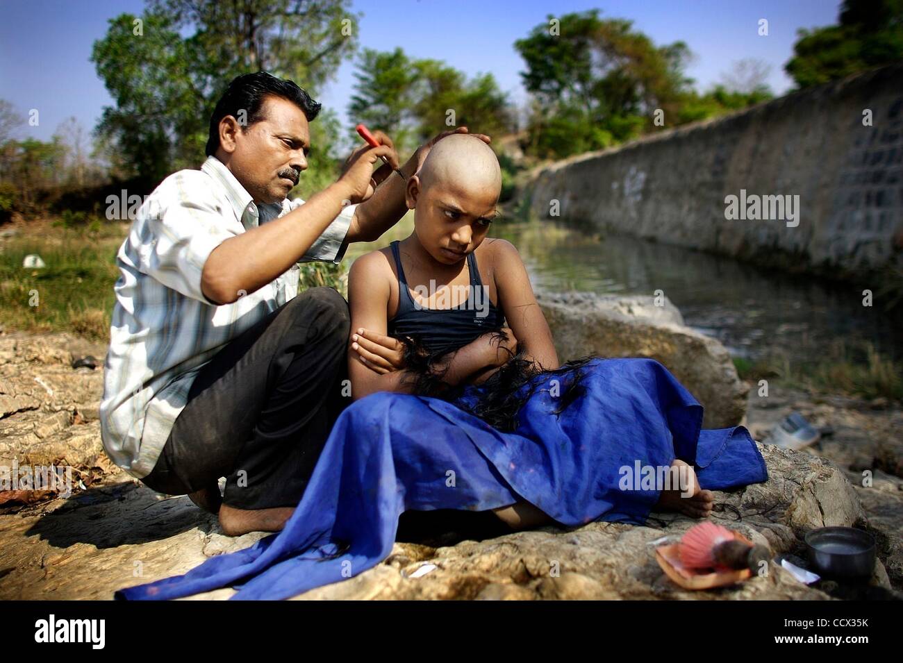 Apr 27, 2010 - Maharashtra, Inde - La crise de l'eau en Inde a beaucoup de couches, à des pénuries d'eau dans les villes et villages de gouttes de pluie moyenne dans les cultures et ont échoué. VAIBHAV GURNULE, 12, a sa raser la tête en signe de respect pour son père qui engage le suicide en raison de mauvaises récoltes et m Banque D'Images