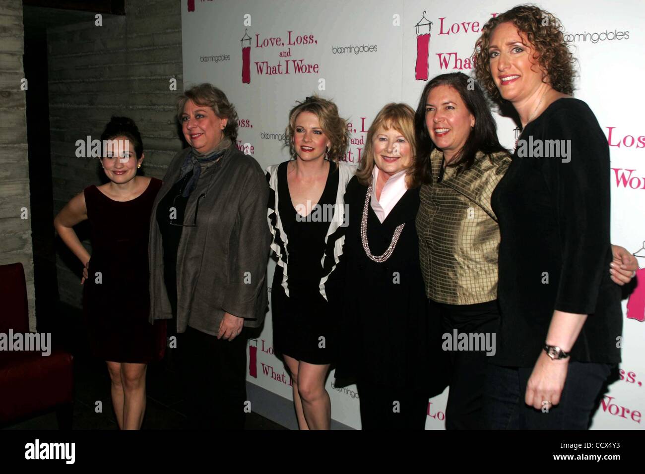 Avril 01, 2010 - New York, New York, United States - Off Broadway's ''LOVE, Loss & ce que je portais'' célèbre son nouveau exprimées à PIO PIO restaurant Paris 04-01-2010 Photos par télémétriques- Photos Inc.Â©2010.JAYNE HOUDYSHELL, MELISSA JOAN HART, Shirley Knight, LUCY DeVITO , directeur, KAREN CARPENTER & J Banque D'Images