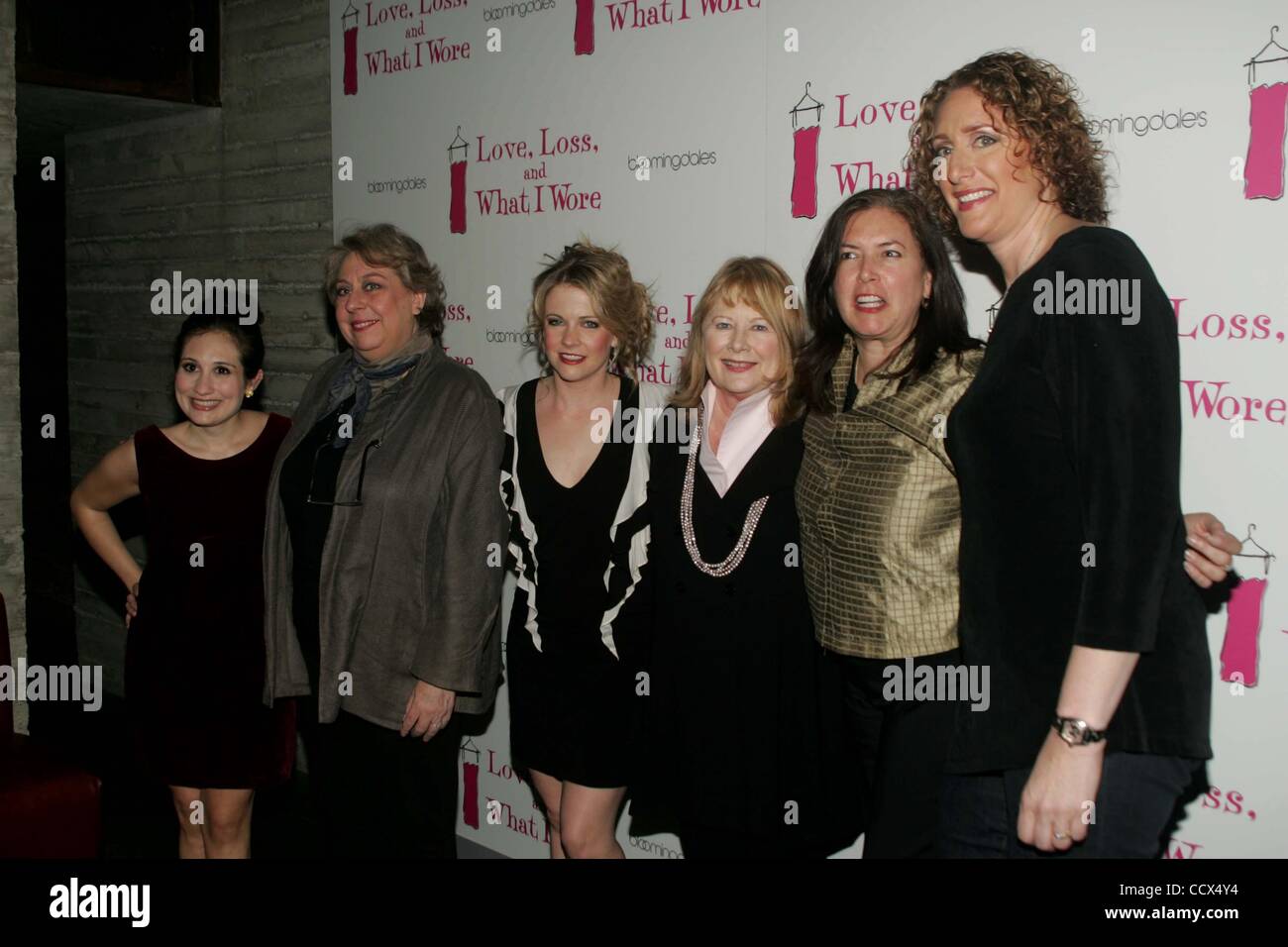 Avril 01, 2010 - New York, New York, United States - Off Broadway's ''LOVE, Loss & ce que je portais'' célèbre son nouveau exprimées à PIO PIO restaurant Paris 04-01-2010 Photos par télémétriques- Photos Inc.Â©2010.JAYNE HOUDYSHELL, MELISSA JOAN HART, Shirley Knight, LUCY DeVITO , directeur, KAREN CARPENTER & J Banque D'Images