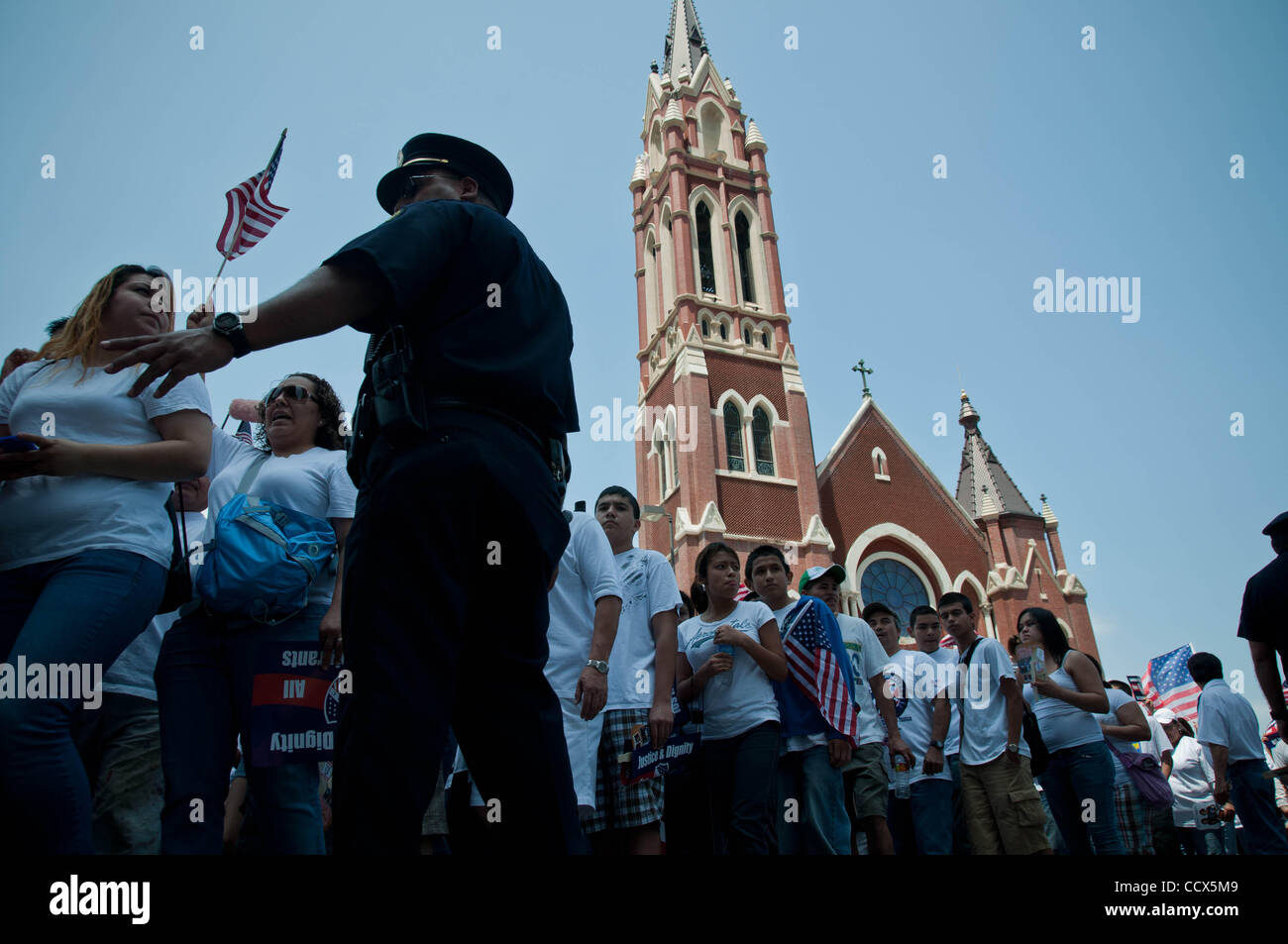 Le 1 mai 2010 - Dallas, Texas, États-Unis - La Police à la canalisation de la mars. Aucune arrestation ou incidents graves se sont produits. Quelque 25 000 manifestants ont rempli les rues du centre-ville de Dallas pour protester contre l'adoption d'une loi controversée de l'immigration en Arizona que certains disent légalise le profilage racial. (C Banque D'Images
