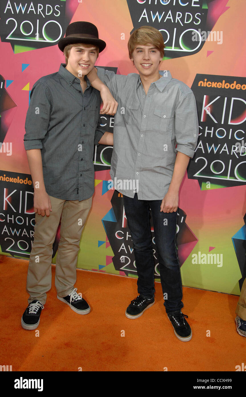 Mar. 27, 2010 - Los Angeles, California, United States - Dylan Sprouse, Cole Sprouse assiste à la 2010 Nickelodeon's Kids' Choice Awards qui a eu lieu à l'UCLA's Pauley Pavilion à Westwood, CA. 03-27-2010. 2010.K64532(LONG DROIT Crédit : Â© D. Long/Globe Photos/ZUMApress.com) Banque D'Images