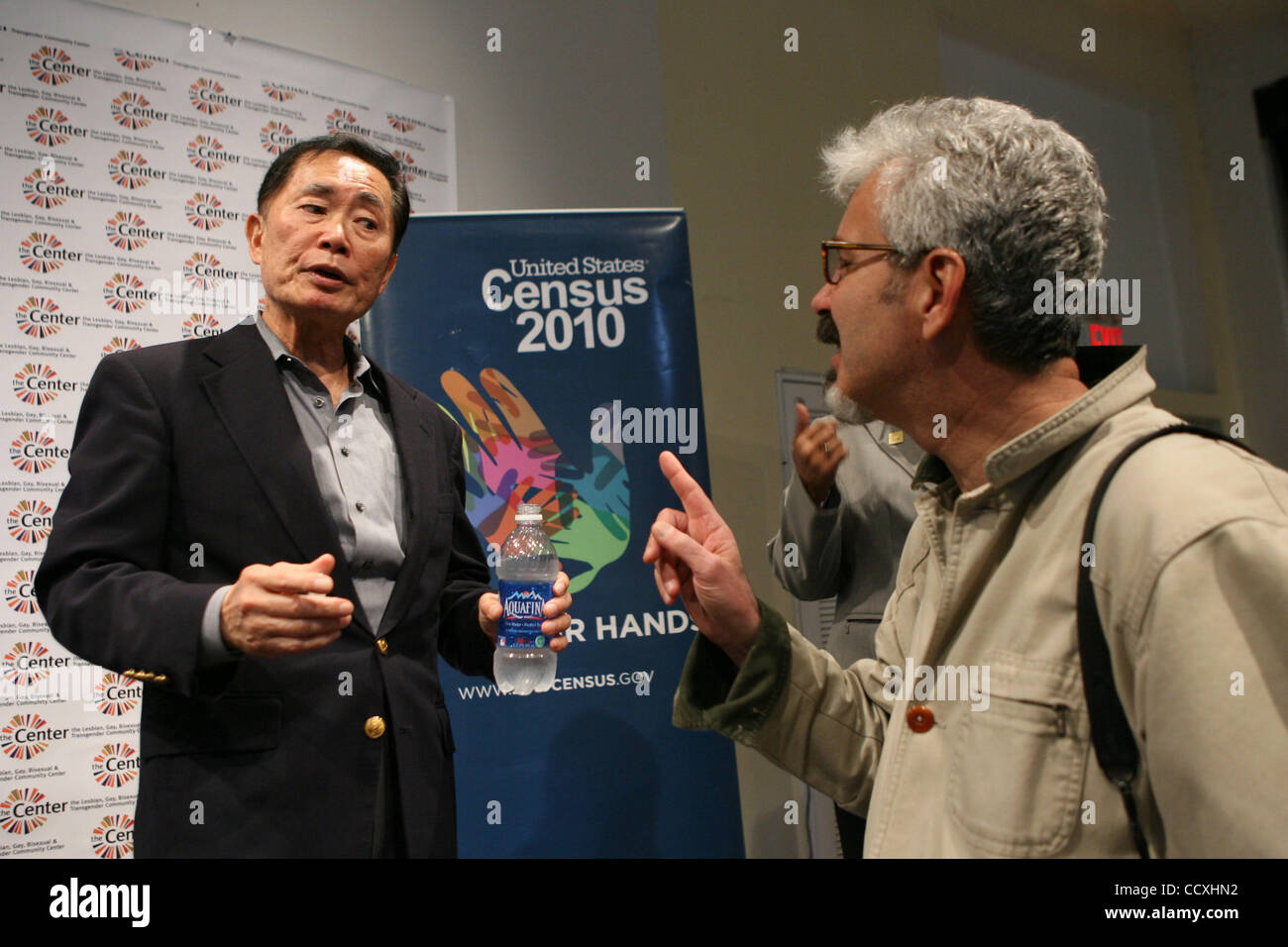 'Star Trek' l'acteur George Takei(à droite) et de son hudband, Brad Altman. Le Président du Conseil de PARIS Christine Quinn est rejoint par 'Star Trek' l'acteur George Takei et son mari, Brad Altman et sous-chef du Bureau du recensement Dvision Timothy Olson de présenter officiellement une série de six communiqués Banque D'Images