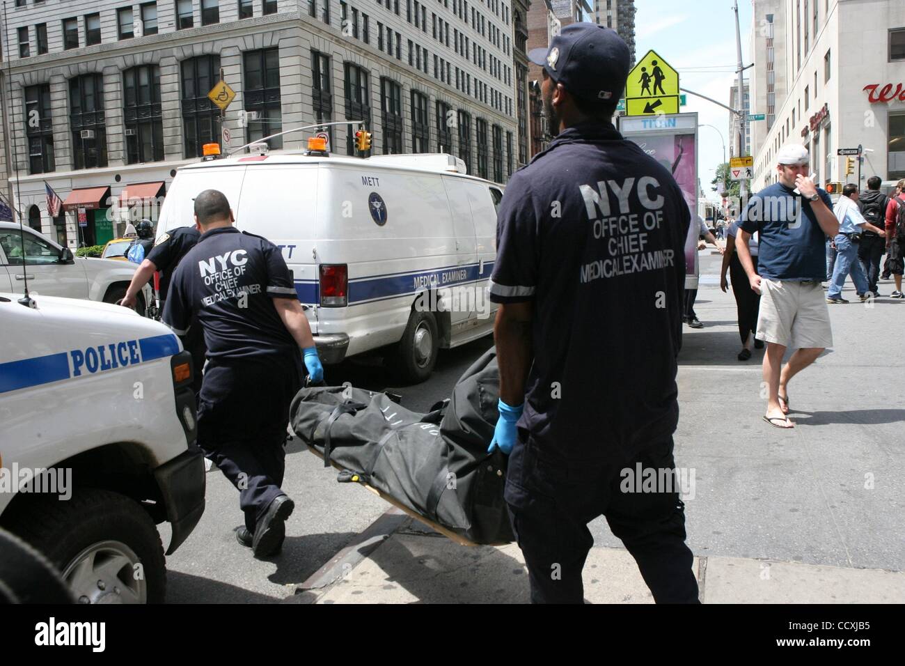 Mai 06, 2010 - New York, New York, États-Unis : un corps non identifiés s'effectue de la station de métro située à l'avenue du Parc et de l'Est 23. Numéro 6 en direction nord-train pistes à Manhattan. (Crédit Image : Â© Mariela Lombard/ZUMA Press) Banque D'Images