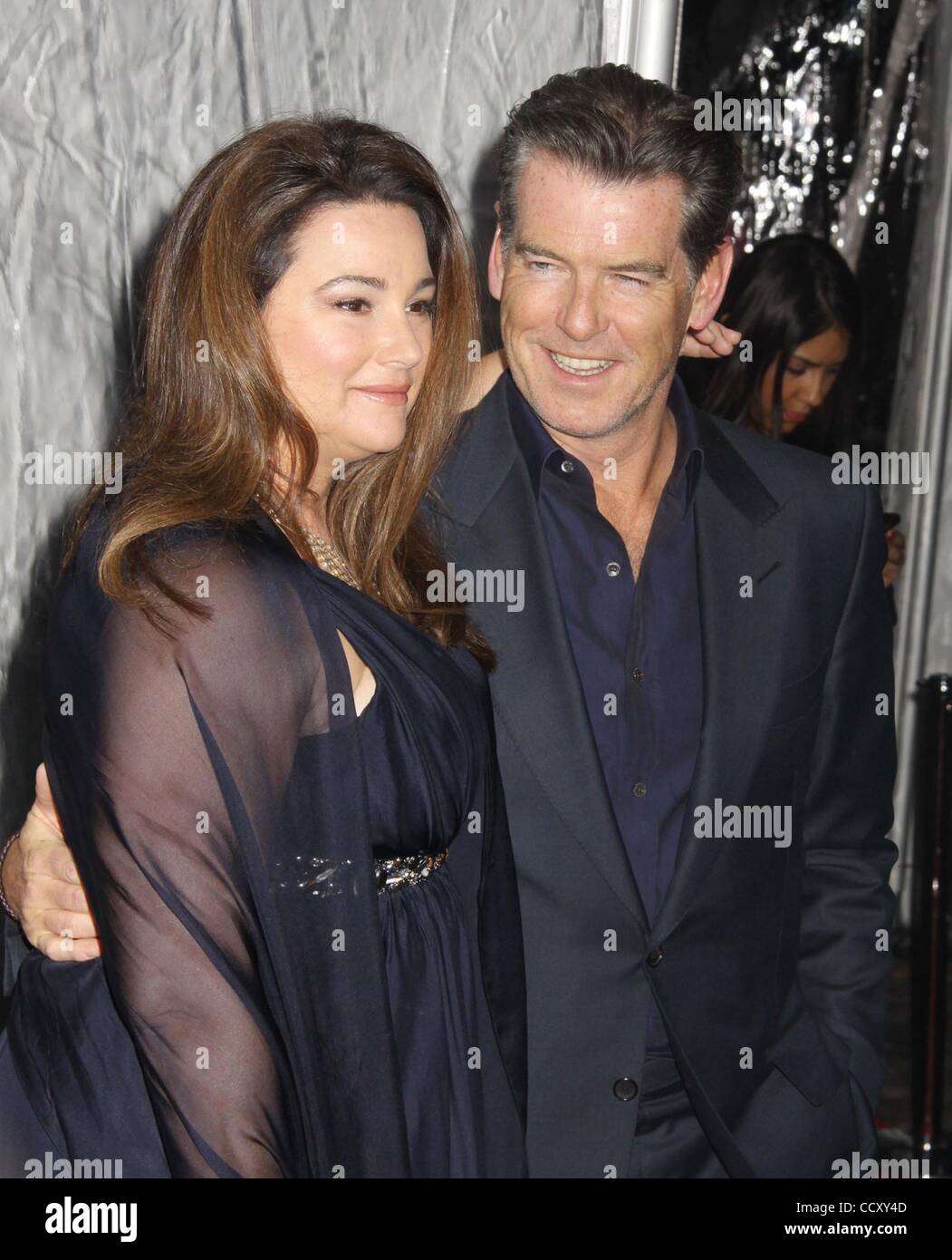 Mar 01, 2010 - New York, New York, USA - l'Acteur Pierce Brosnan et KEELY SHAYE SMITH assister à la première de New York 'Remember me' qui s'est tenue à Paris le théâtre. (Crédit Image : Â© Nancy/Kaszerman ZUMA Press) Banque D'Images