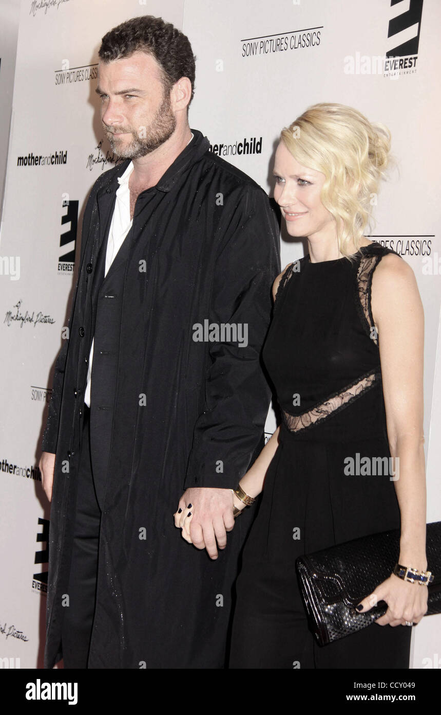 L'acteur Liev Schreiber et l'actrice Naomi Watts assister à la première de New York la "Mère et Enfant" tenue au Théâtre de Paris. Banque D'Images