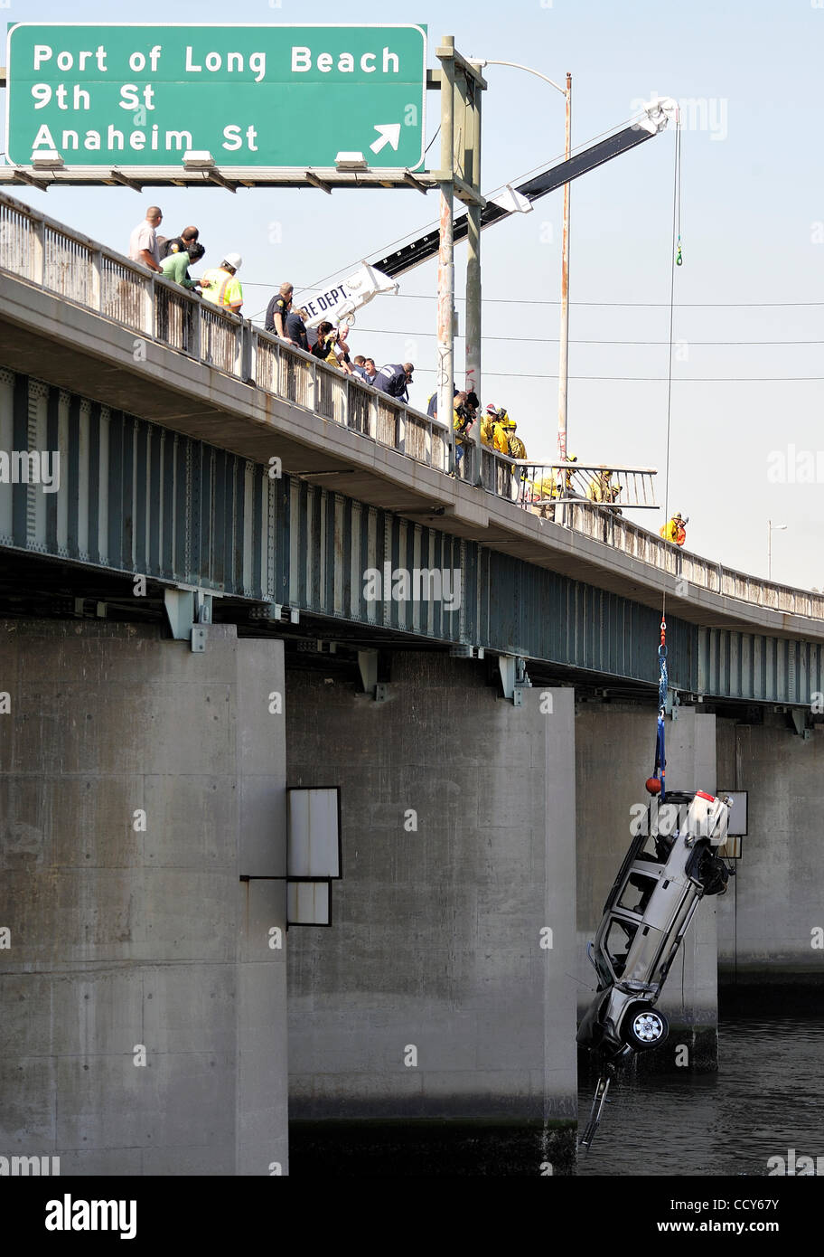 LONG BEACH, Californie. -- Un SUV est sorti de la Los Angeles River le jeudi 11 mars 2010, après l'avoir plongée dans de l'eau du pont cordonnier à Long Beach (Californie), une femme a été blessé dans l'accident qui a eu lieu environ 7:30 heures le pont relie la 7e Rue à la longue plage (71 Banque D'Images