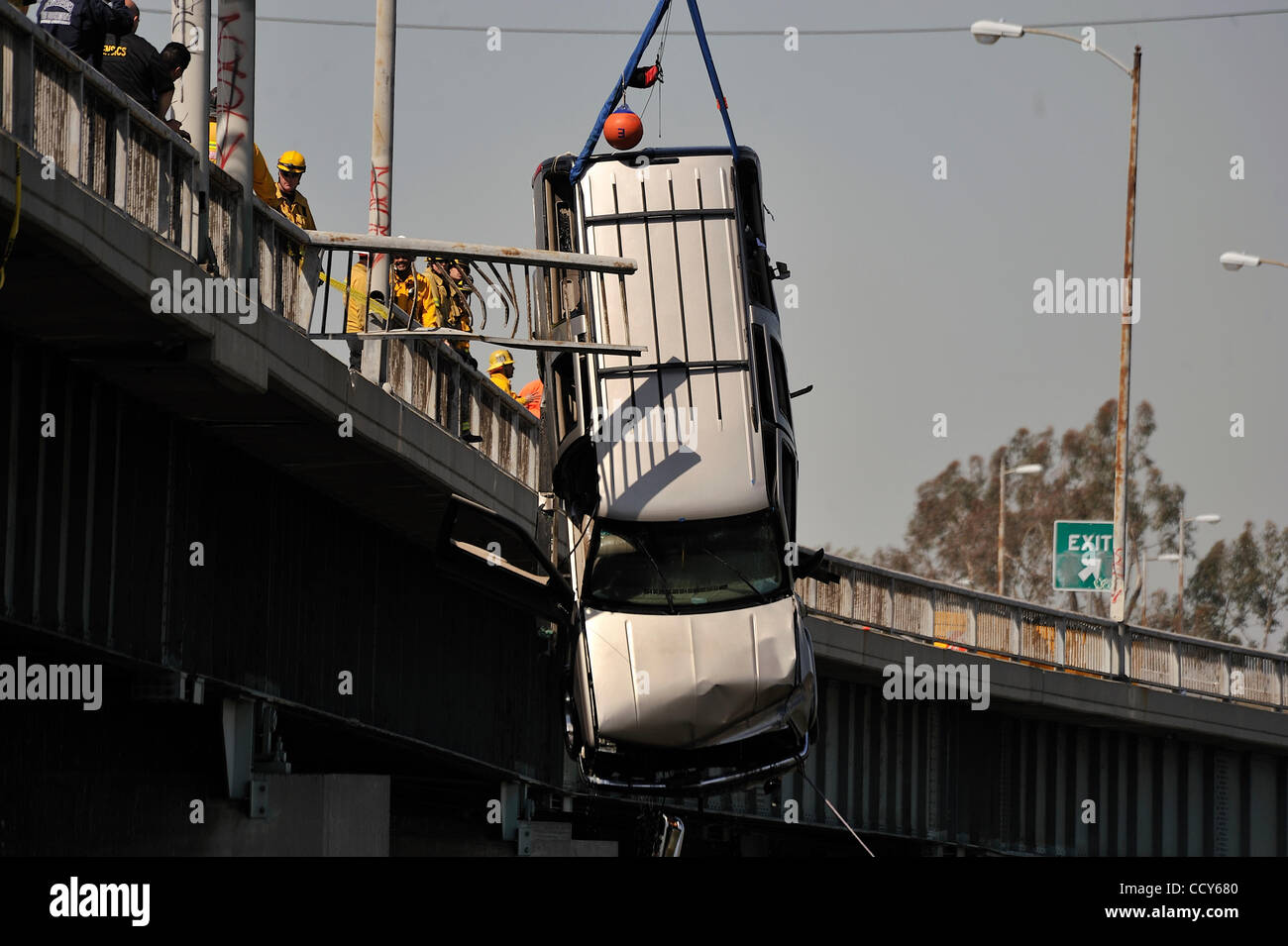 LONG BEACH, Californie. -- Un SUV est sorti de la Los Angeles River le jeudi 11 mars 2010, après l'avoir plongée dans de l'eau du pont cordonnier à Long Beach (Californie), une femme a été blessé dans l'accident qui a eu lieu environ 7:30 heures le pont relie la 7e Rue à la longue plage (71 Banque D'Images