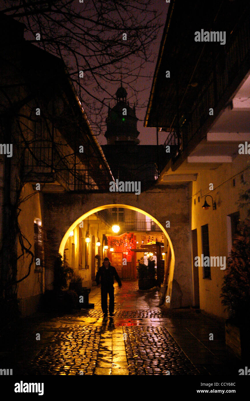 Une cour qui est connu pour avoir représenté à Steven Spielberg's 'Schindler's List." Avant la chute du communisme en Pologne, l'ancien quartier juif de Cracovie en Kazimerz était délabré et dangereux de visiter de nuit. Aujourd'hui, la région attire l'thousdands de touristes par année provenant de partout dans le monde. L Banque D'Images