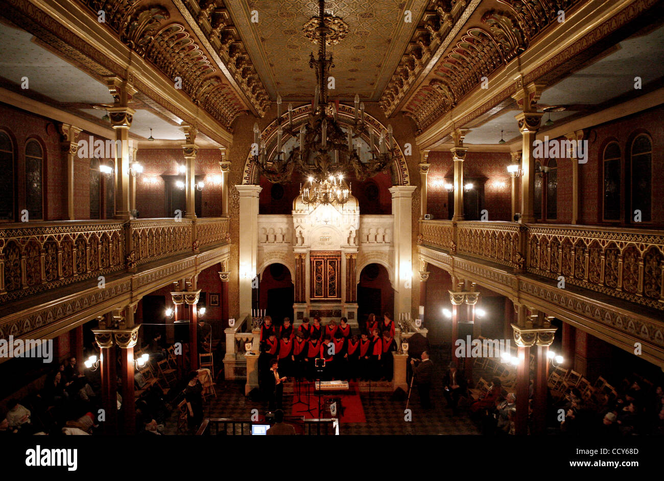 Une chorale israélienne fonctionne à la synagogue Tempel dans Kazimerz. Avant la chute du communisme en Pologne, l'ancien quartier juif de Cracovie en Kazimerz était délabré et dangereux de visiter de nuit. Aujourd'hui, la région attire l'thousdands de touristes par année provenant de partout dans le monde. Le quartier était Banque D'Images