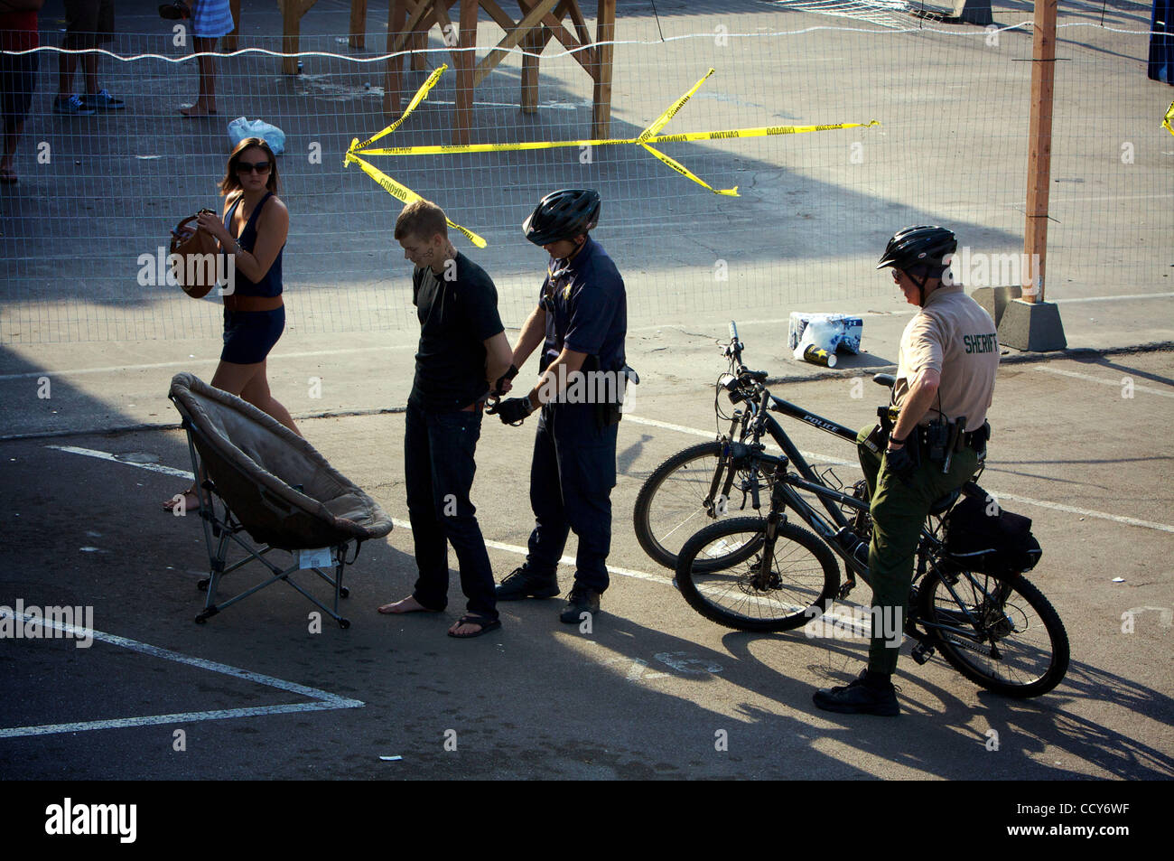 10 avril 2010 - Santa Barbara, Californie, USA - Santa Barbara les agents de la répression de l'ivresse publique à Goleta, un étudiant beach communauté pour l'Université de Californie à Santa Barbara. Les agents d'vigerously a travaillé pour arrêter une sactioned sur le rassemblement étudiant Banque D'Images